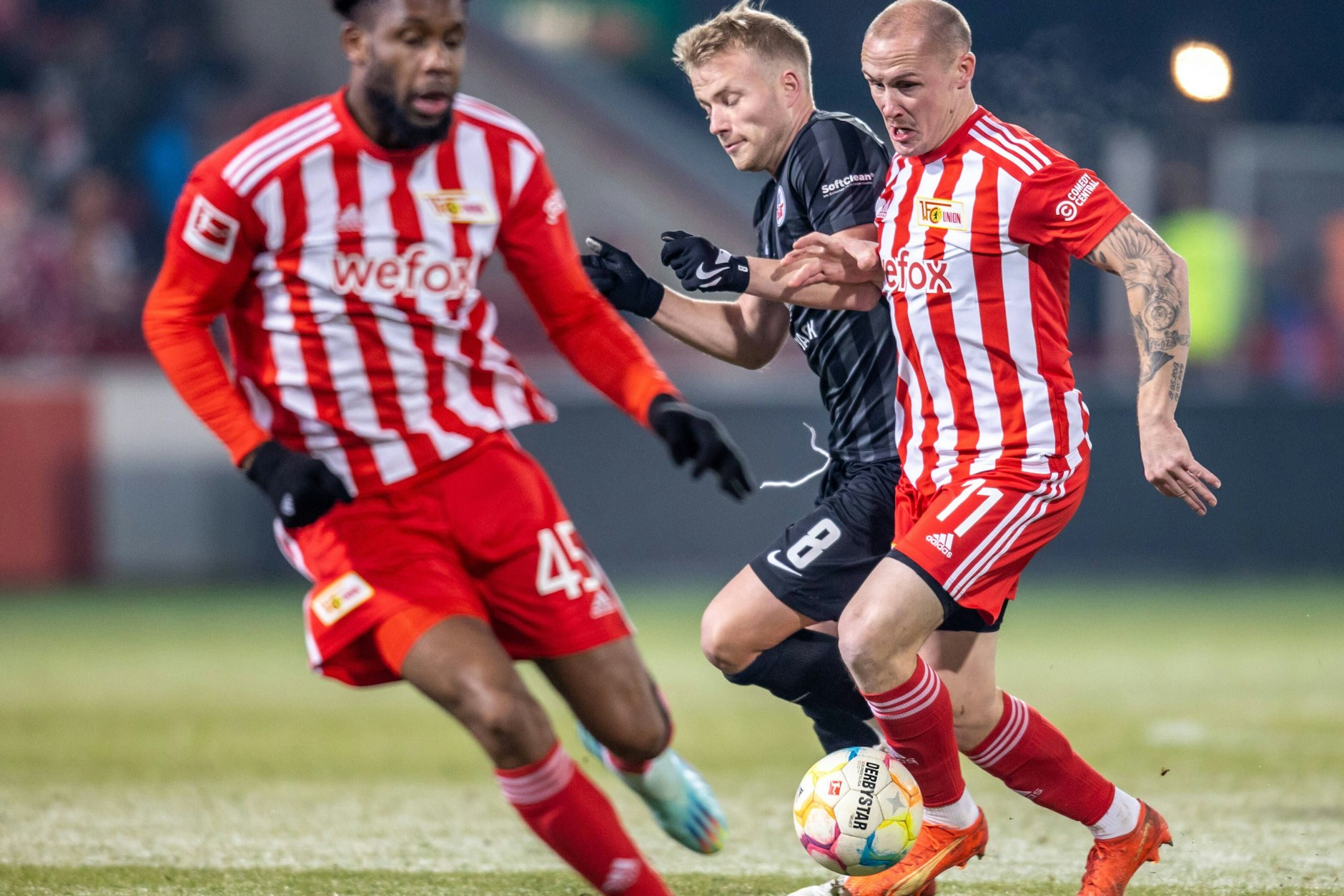 Sven Michel (r.) ließ die beste Union-Chance der ersten Halbzeit aus.