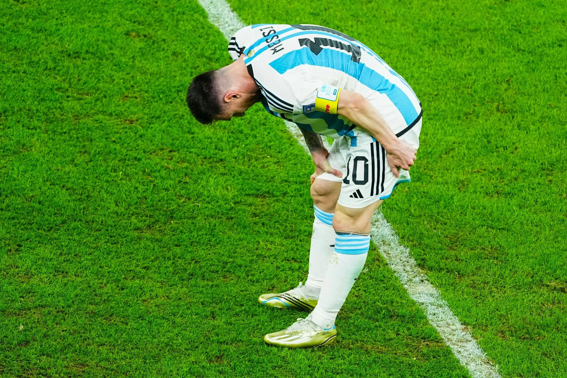 Ganz Argentinien zittert: Messi (M.), Zauberkönig beim 3:0-Sieg gegen Kroatien, griff sich immer wieder an den Oberschenkel. Verpasst der Superstar das Finale? 