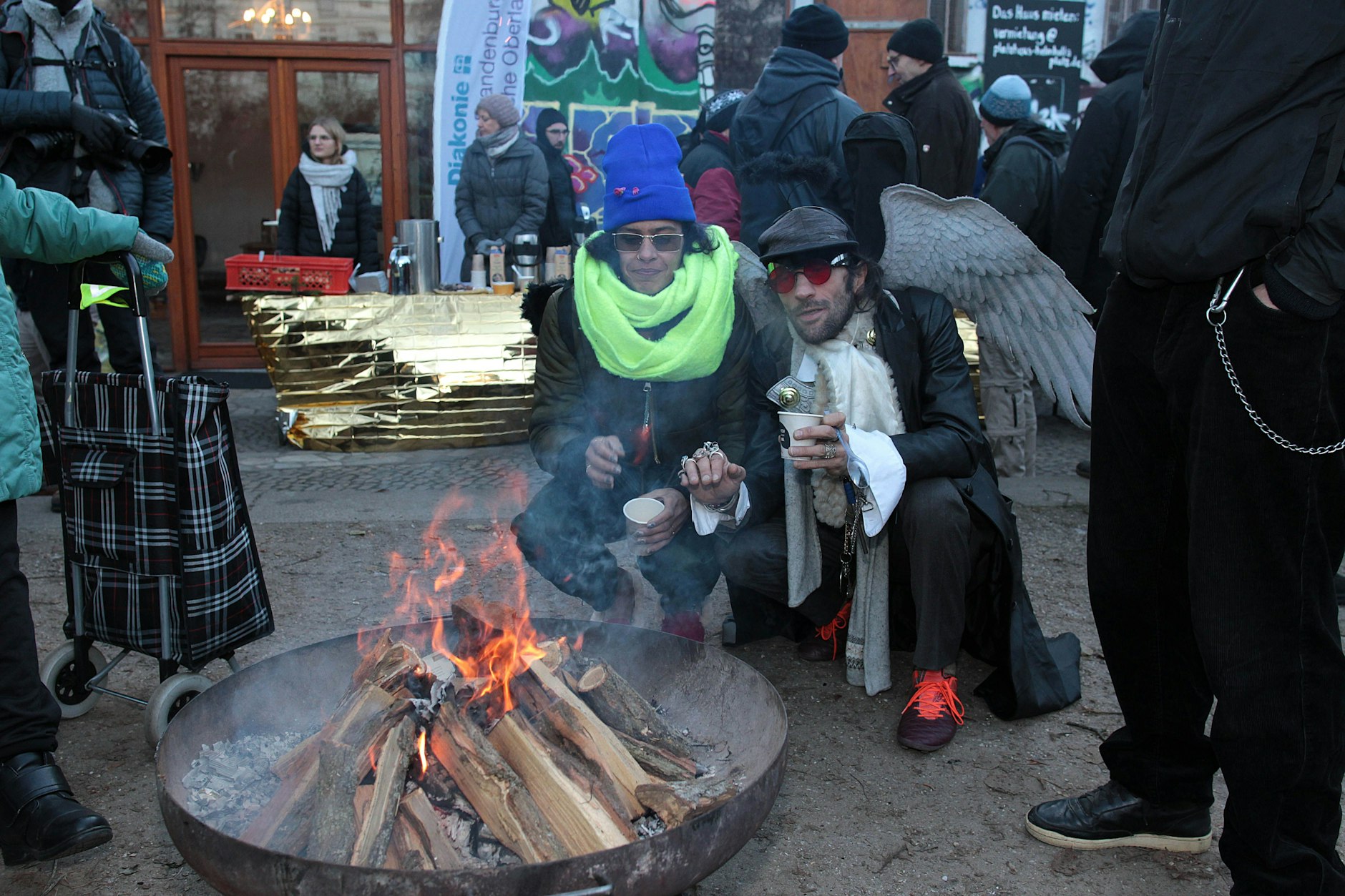Ein auffälliges Duo: Kati Völz und Toni Tango mit Engelsflügeln und Sonnenbrille auf der Weihnachtsfeier.