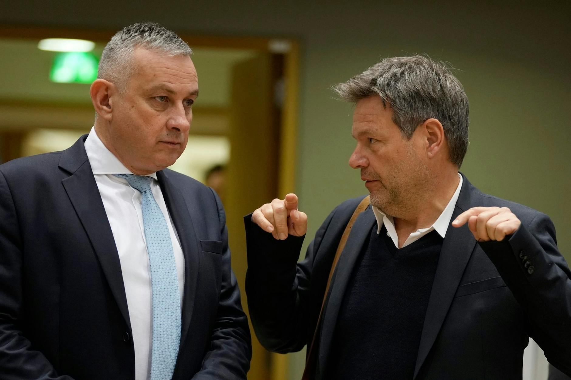 Rober Habeck (l.) im Gespräch mit dem tschechischen Industrie- und Handelsminister Jozef Sikela.