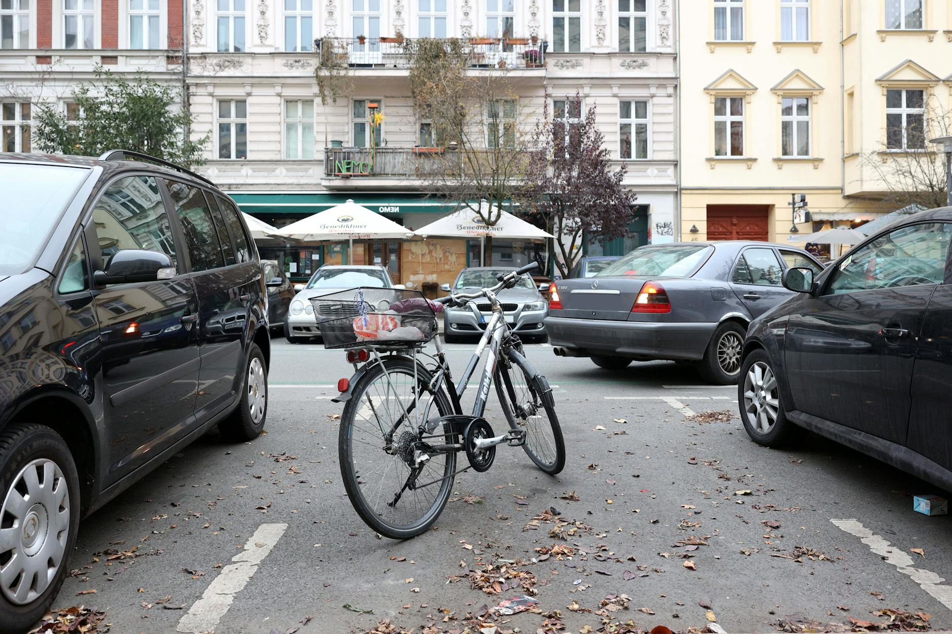 In Zukunft dürfte das in Berlin Normalität sein: ein Fahrrad auf einem Parkplatz.