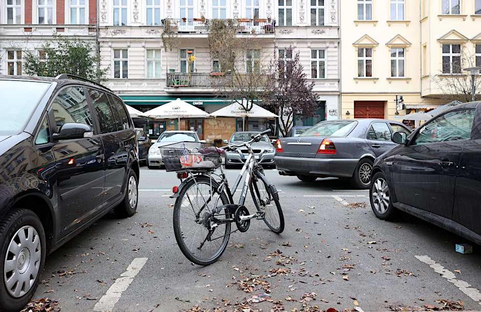 In Zukunft dürfte das in Berlin Normalität sein: ein Fahrrad auf einem Parkplatz.