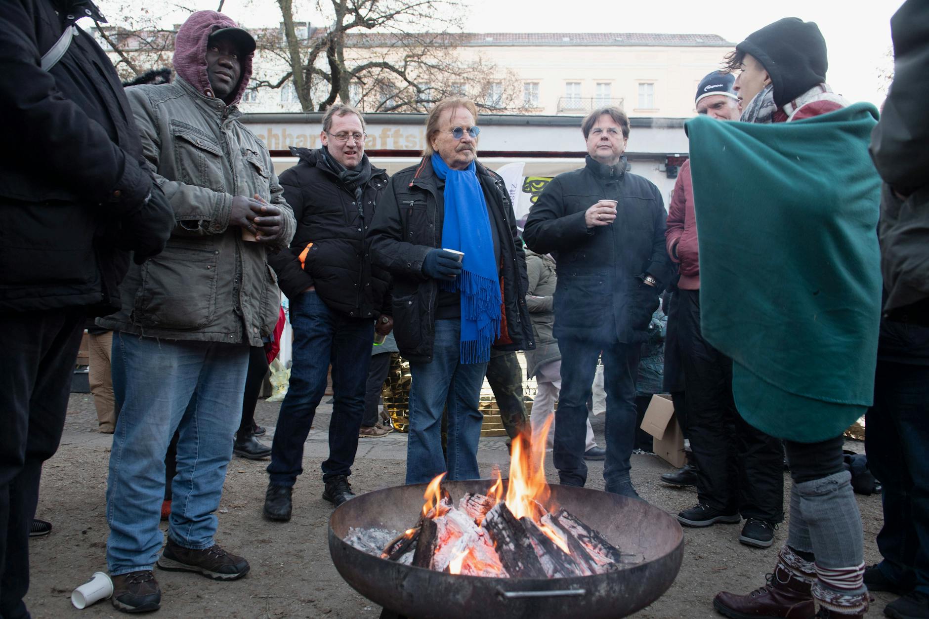 Feuer gegen die Minusgrade: Weihnachten für Obdachlose mit Frank Zander und Marcus Zander (Mitte) in Prenzlauer Berg.