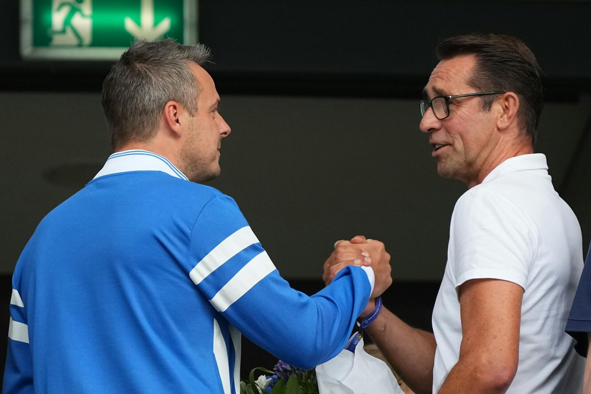 Blau-weißer Kulturwandel: Hertha-Präsident Kay Bernstein verbabschiedet Ex-Manager Michael Preetz zu Beginn der neuen Saison.