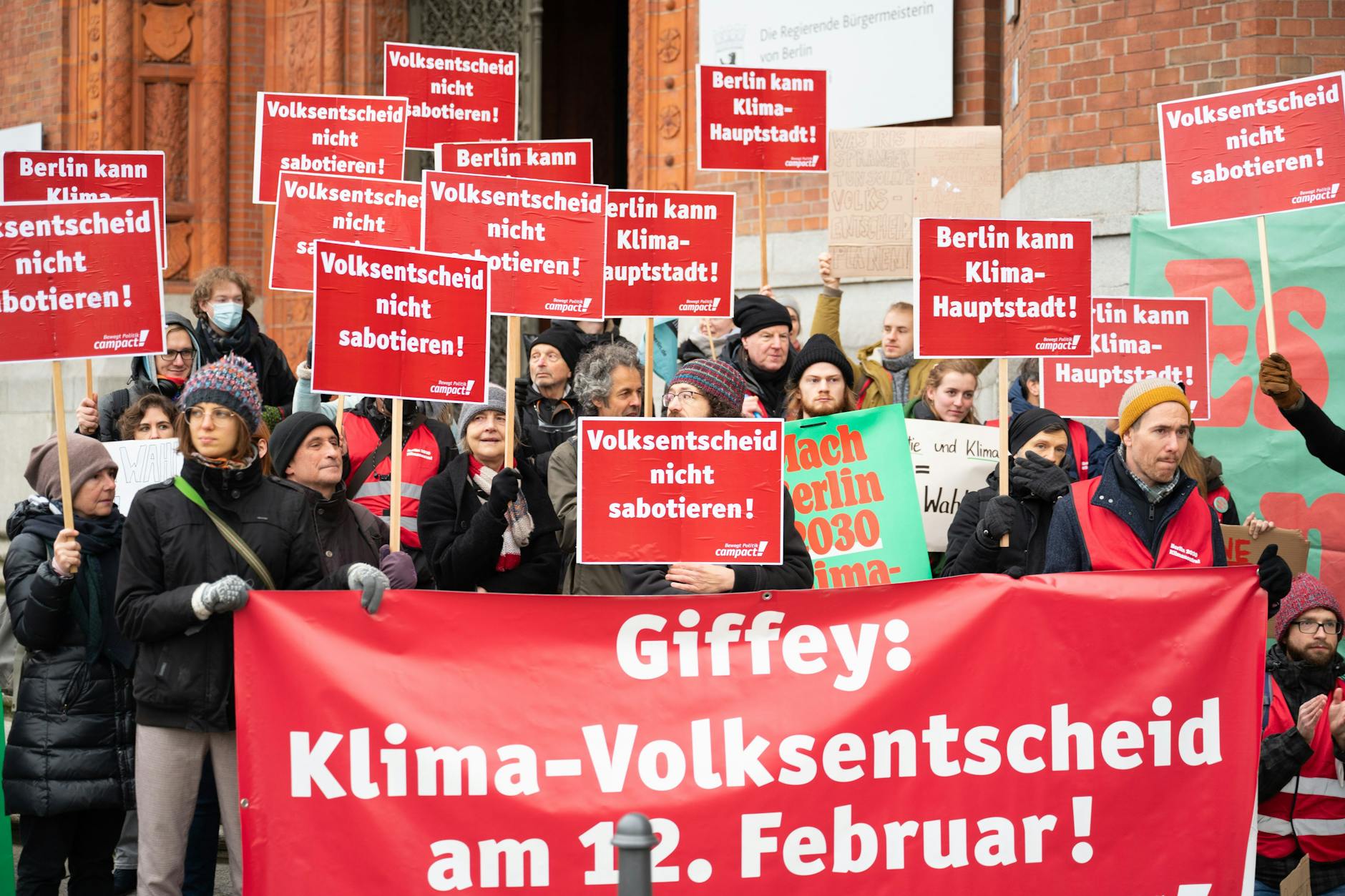 Mit einem Banner sowie Schildern und lauten Sprechchören stehen Unterstützer Ende November vor dem Roten Rathaus. Sie fordern, den Volksentscheid der Bürgerinitiative „Klimaneustart“ und die Wiederholungswahl am selben Tag stattfinden zu lassen.