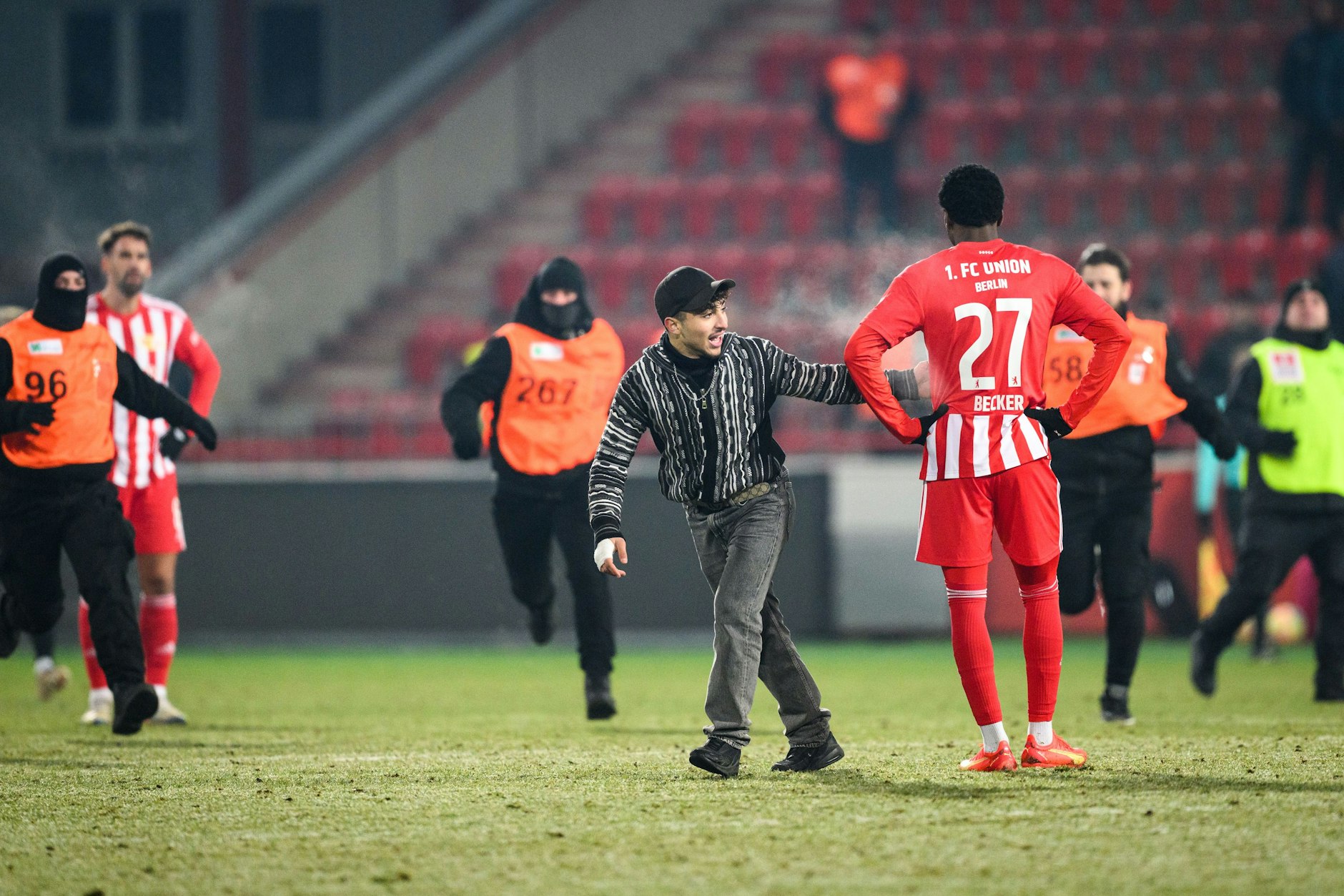 Der Flitzer klatscht bei Sheraldo Becker ab, macht sich dann gleich wieder auf die Flucht vor den Sicherheitskräften. 