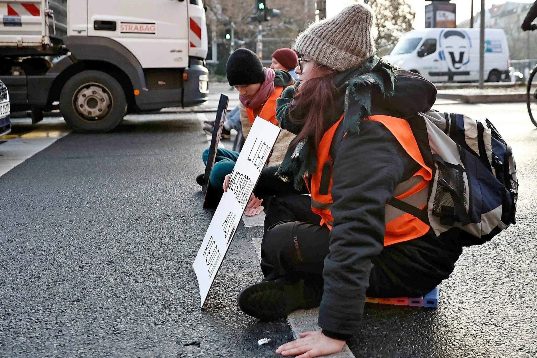 Klima-Aktivist:innen während einer Straßenblockade auf der Prenzlauer Allee in Berlin. Foto: Carsten Koall/dpa