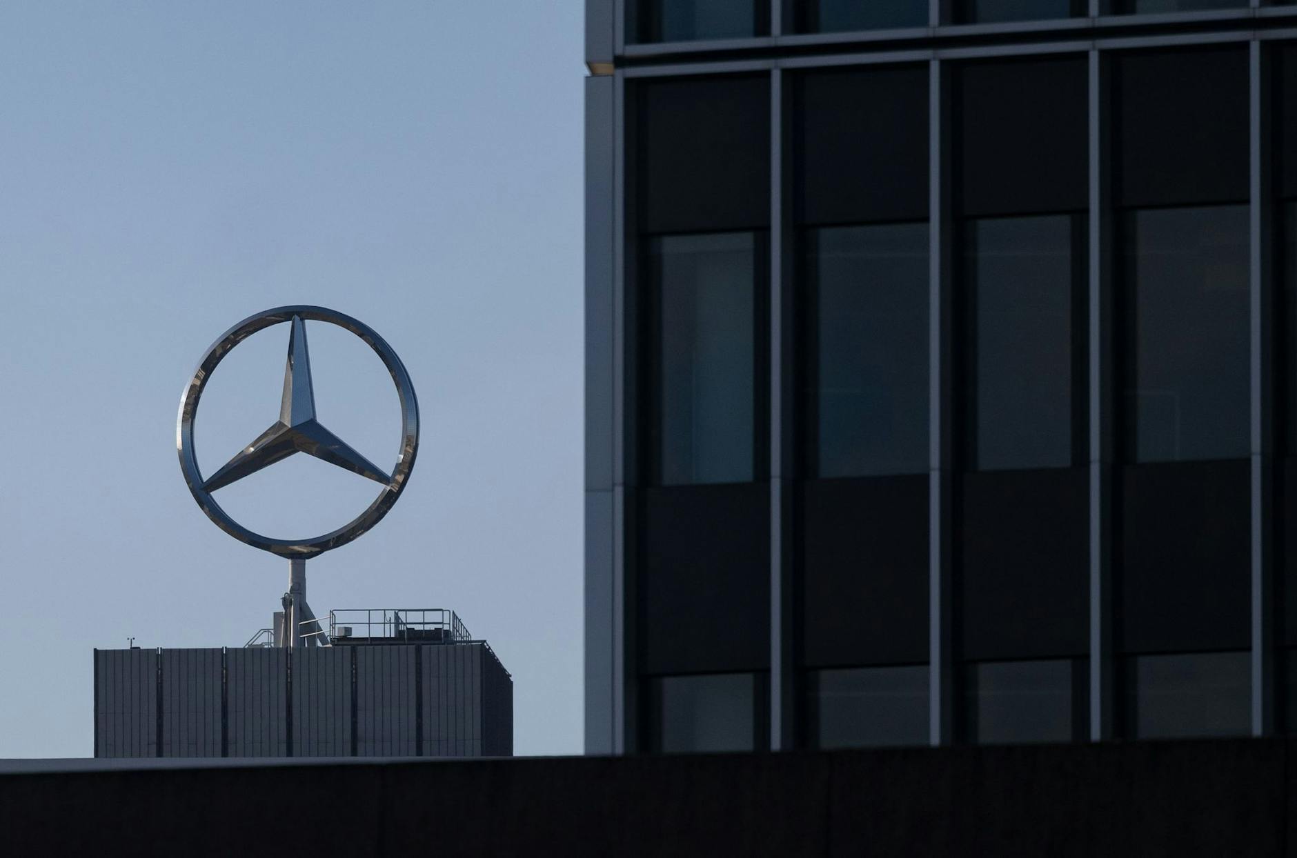 ARCHIV - Der Mercedes-Stern ist auf einem Gebäude des Mercedes-Benz Werks in Untertürkheim zu sehen.