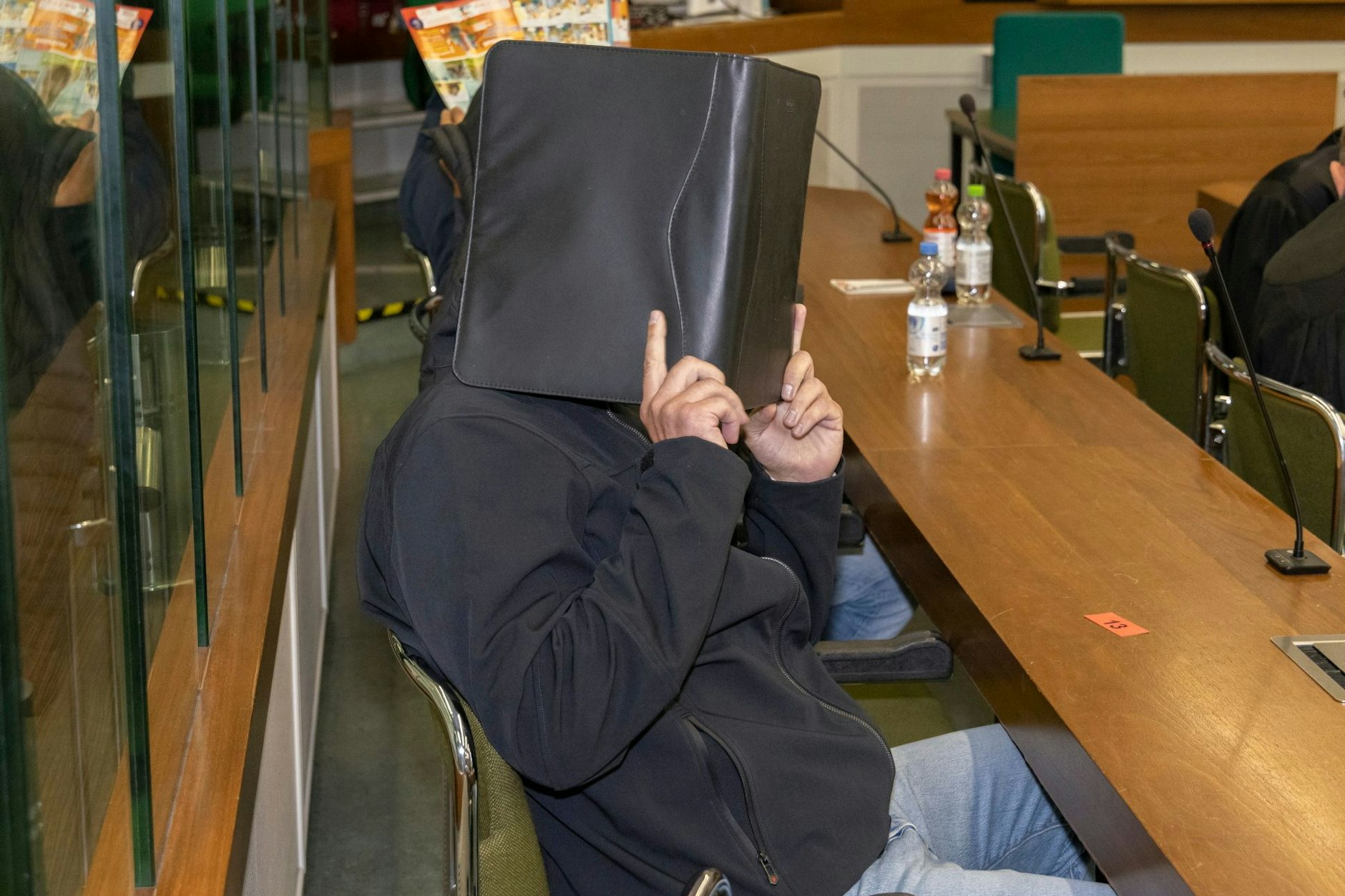 Der Angeklagte Tilo P. verbirgt im Gericht sein Gesicht vor Fotografen. Vom Vorwurf der Brandstiftung sprach ihn das Amtsgericht Tiergarten frei. (Archivfoto)&nbsp;