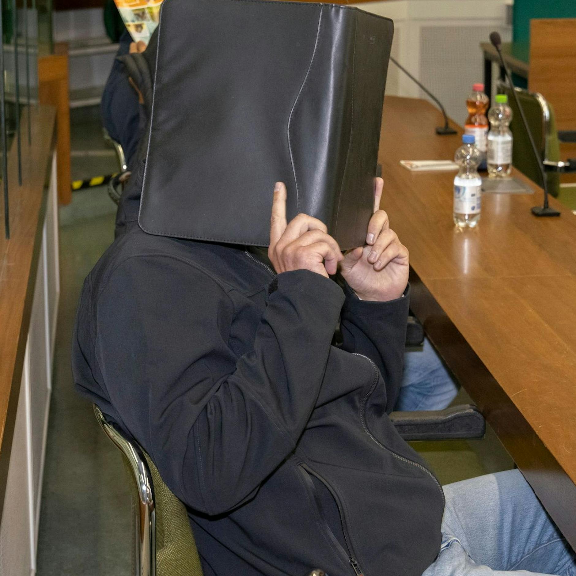 Angeklagter (39) nur wegen Nazi-Schmierereien verurteilt. Prozess gegen Ex-NPD-Kader (36) abgetrennt