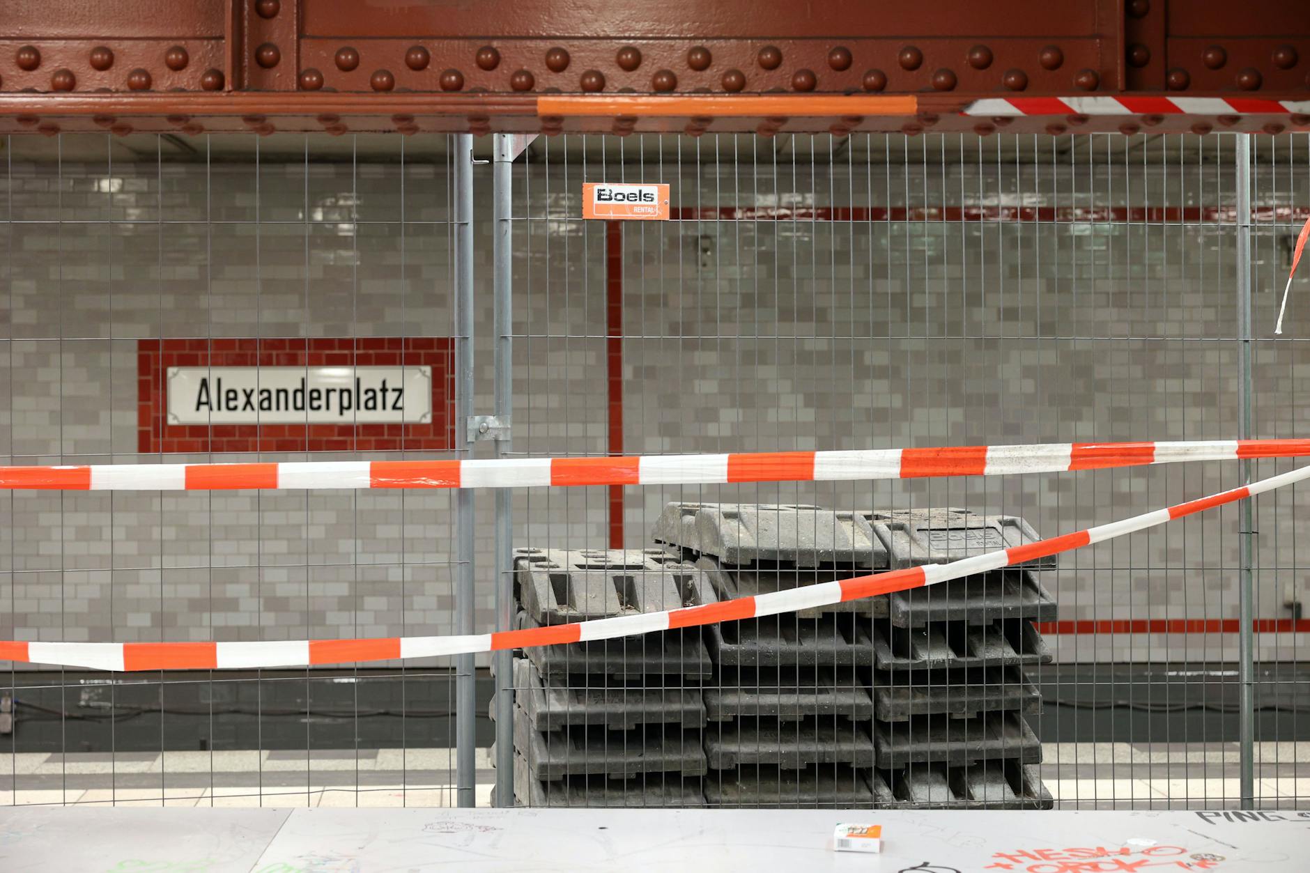 Sperrzone: Seit fast drei Monaten fährt die U2 am Alexanderplatz nur noch eingleisig.