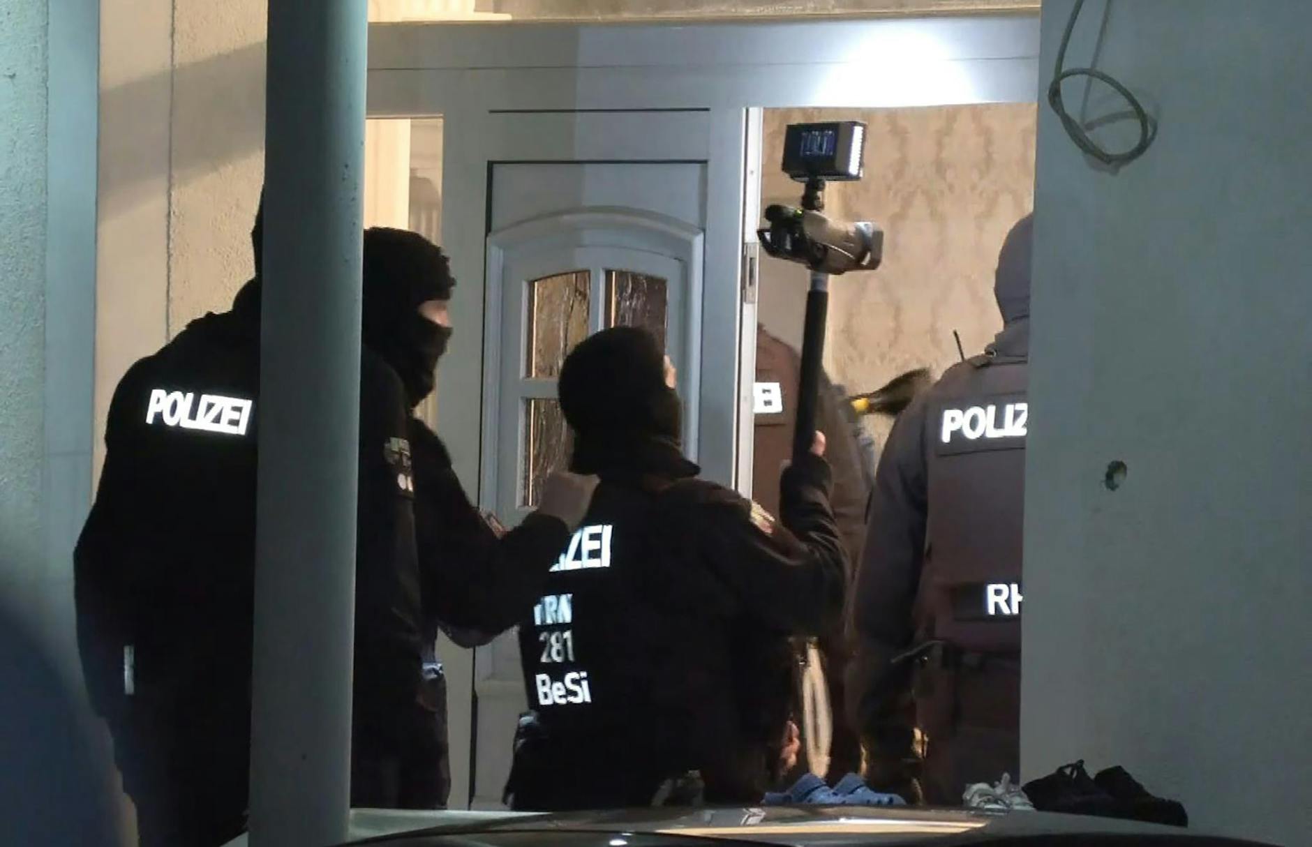Polizisten dringen im Rahmen einer groß angelegten Razzia in ein Haus in Solingen ein.