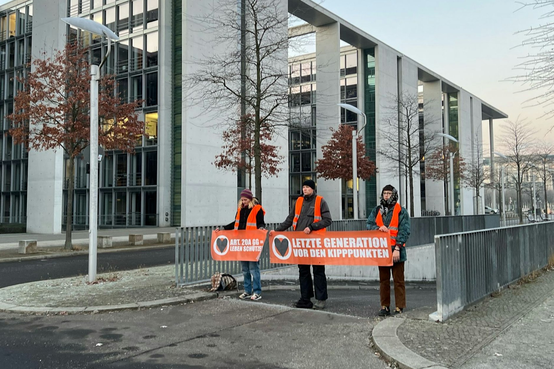 „Letzte Generation“ blockiert Bundestag – Merz: „Raus hier. Hauen Sie ab“