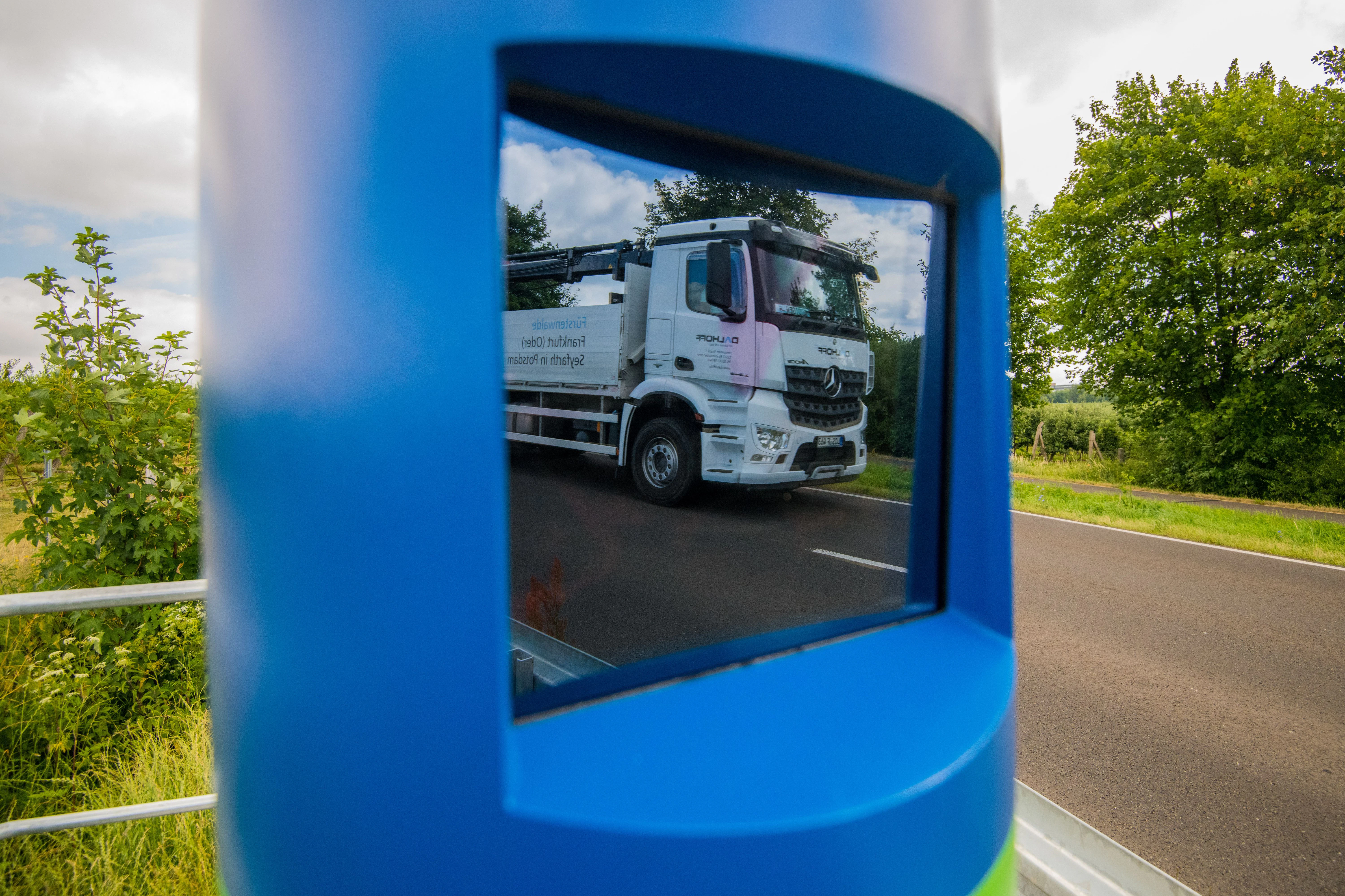 Brandenburg, Frankfurt (Oder): Eine Kontrollstelle zur Erfassung der Maut für Lkw steht an der Bundesstraße 87 zwischen Frankfurt (Oder) und Müllrose.