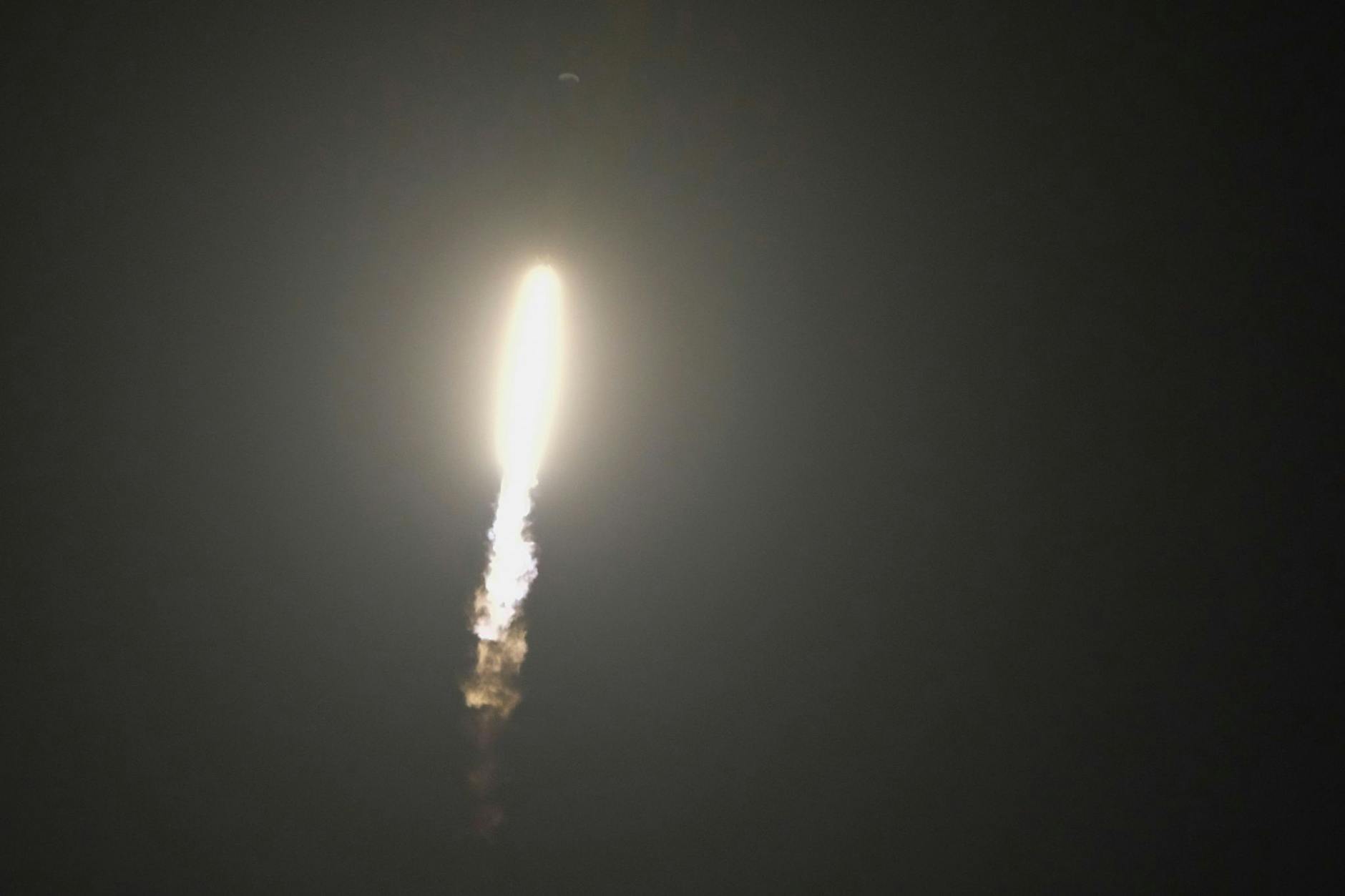 Eine Falcon 9-Rakete des US-Raumfahrtunternehmens SpaceX startet vom Weltraumbahnhof Cape Canaveral.