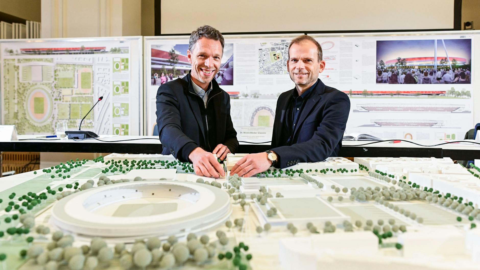 Nach ihren Plänen sollen das Jahnstadion neu und der Jahnsportpark umgestaltet werden: Carsten Otto (l.) und Christian Müller von O+M Architekten am Modell.