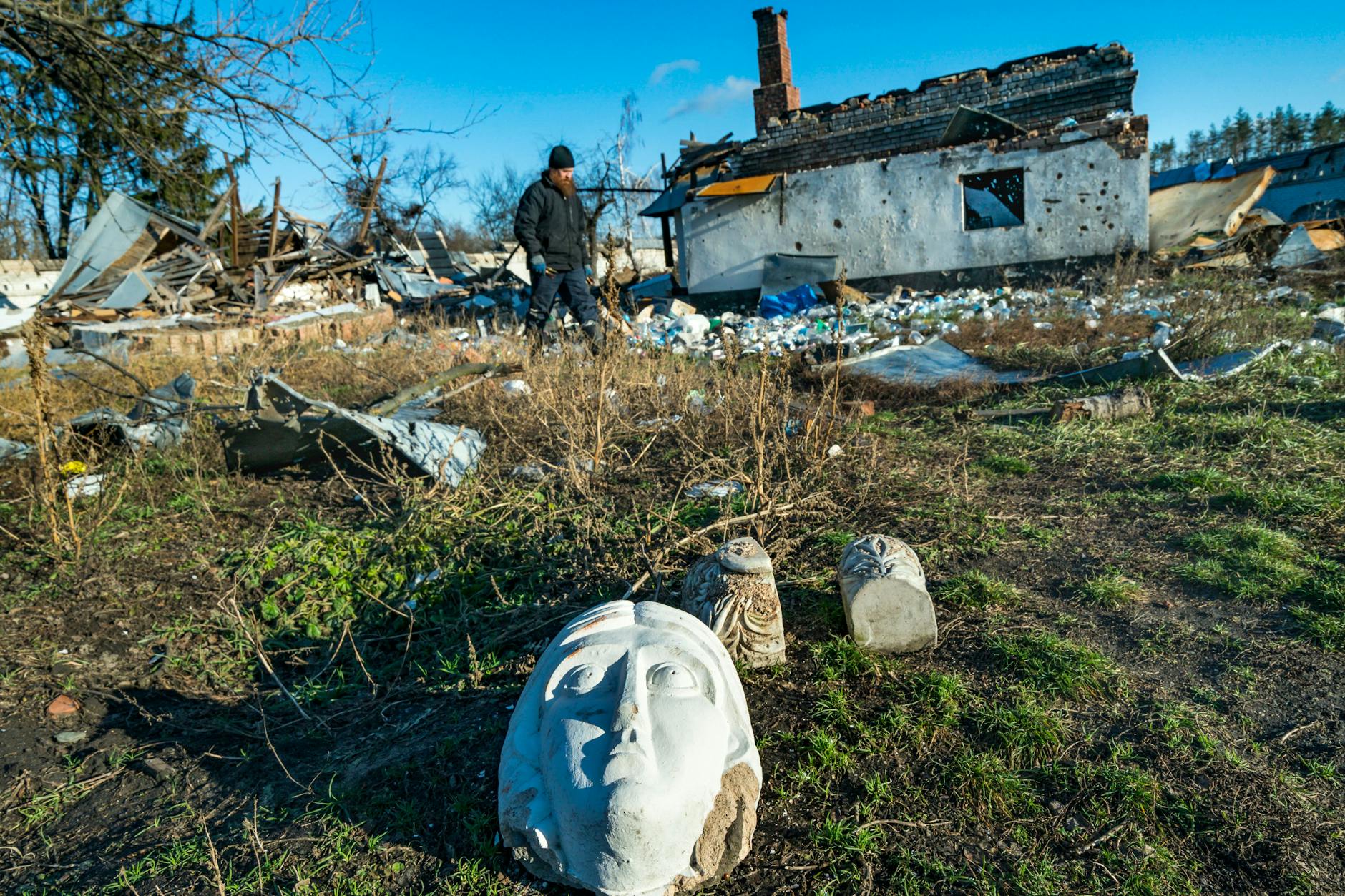 Ukraine, Dolyna: Ein Kopf einer Wandskulptur, die von der Mauer eines Klosters in Dolyna gefallen ist, das während der Kämpfe zwischen der ukrainischen und der russischen Armee stark beschädigt wurde. 