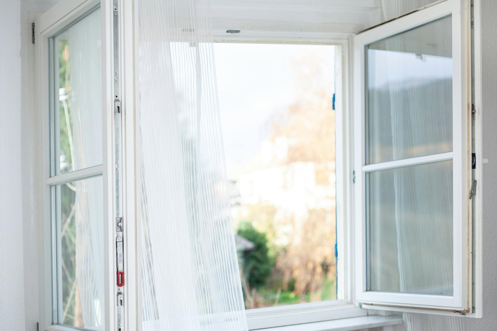 Regelmäßiges Lüften der Wohnung ist der erste Rat gegen Schimmel.