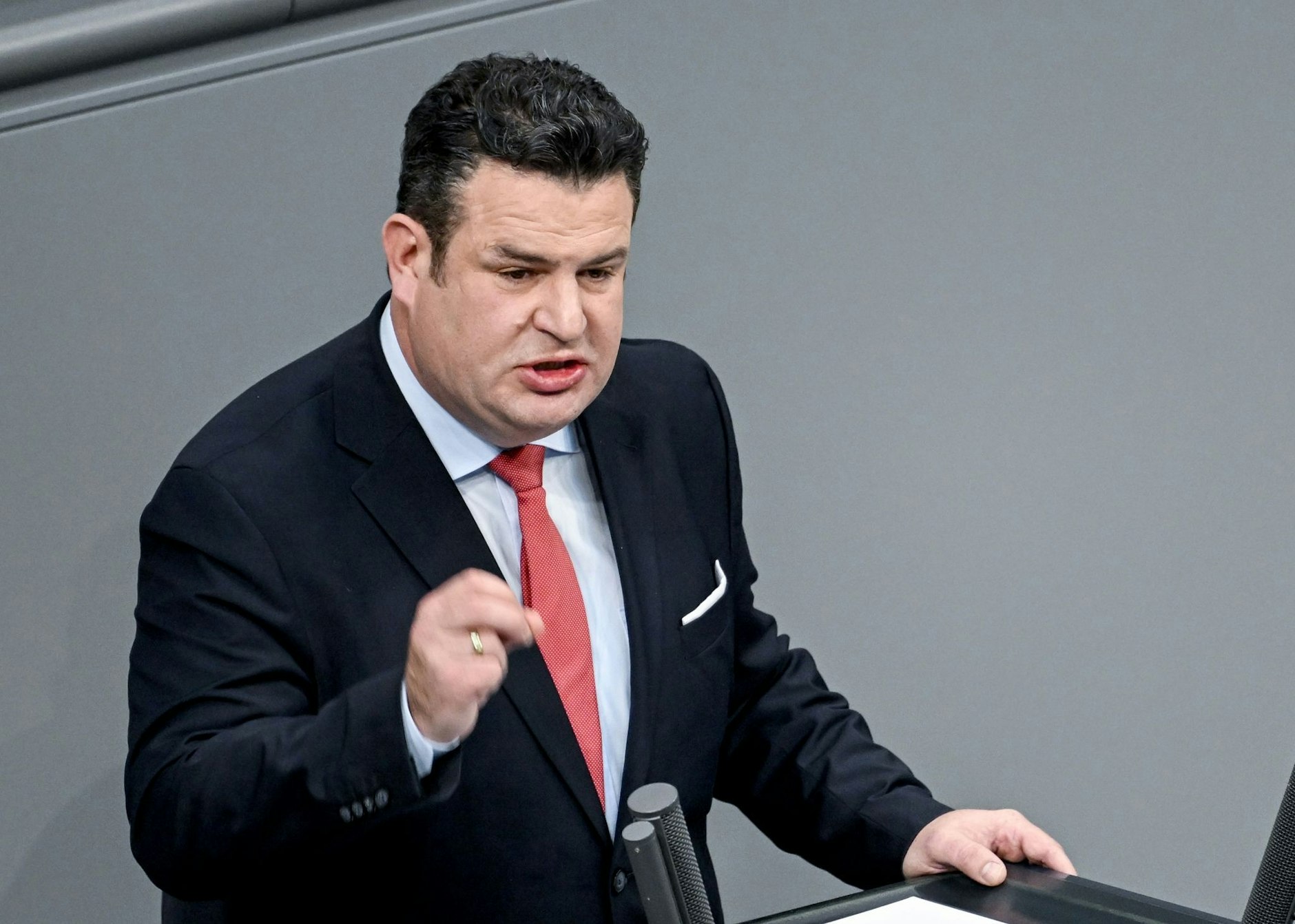 ARCHIV - Bundesarbeitsminister Hubertus Heil spricht während einer Sitzung im Bundestag.  