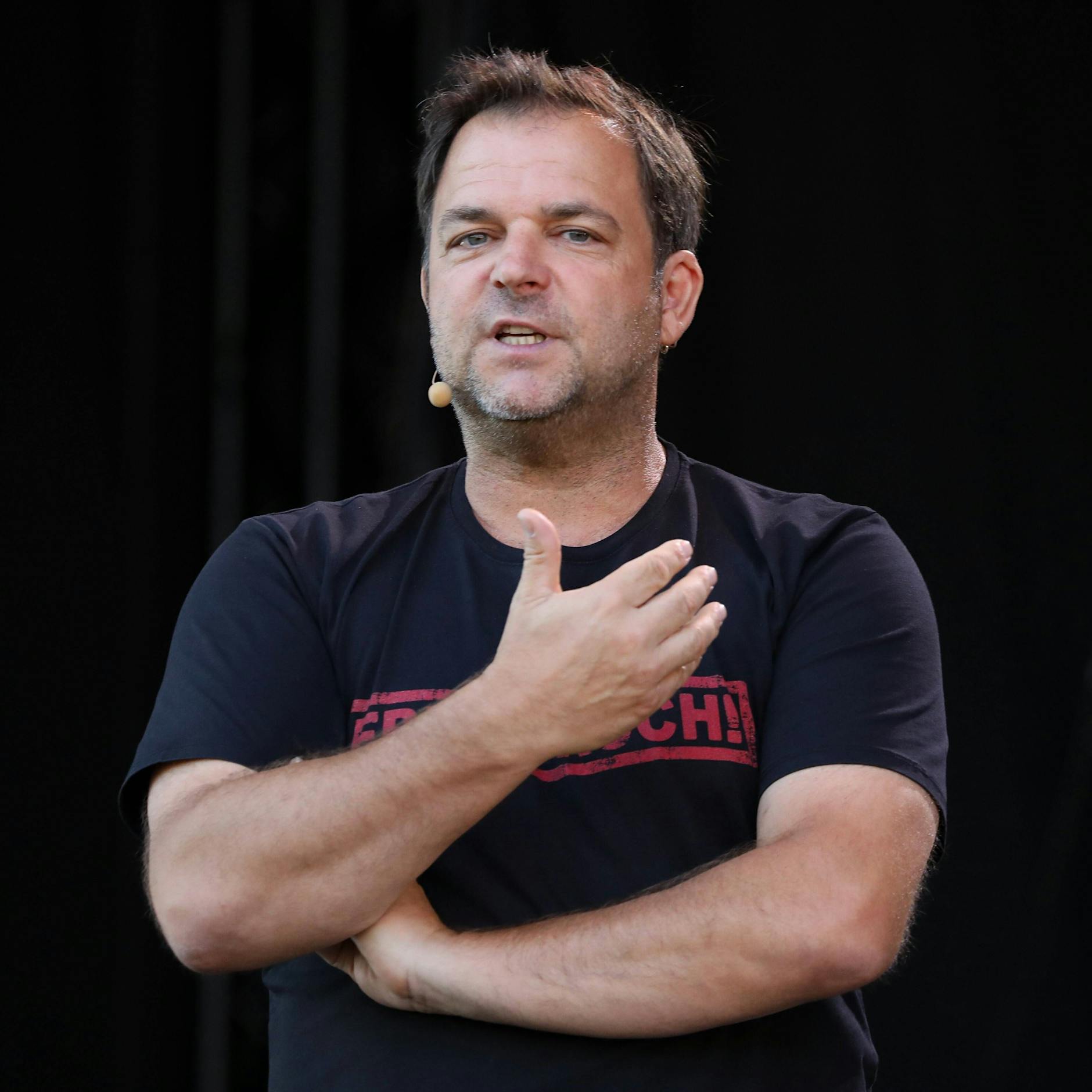 Ihr Hund hat Angst zu Silvester? Martin Rütter hat da einen Eierlikör-Tipp – und kassiert dafür jetzt einen Shitstorm!