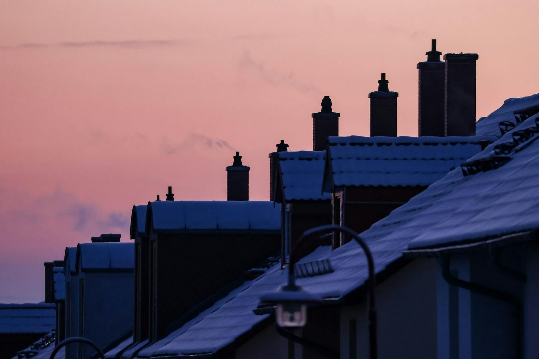 Bei nächtlichen Temperaturen von minus 9 Grad beginnt in Leipzig der Tag bei klarem Himmel. 