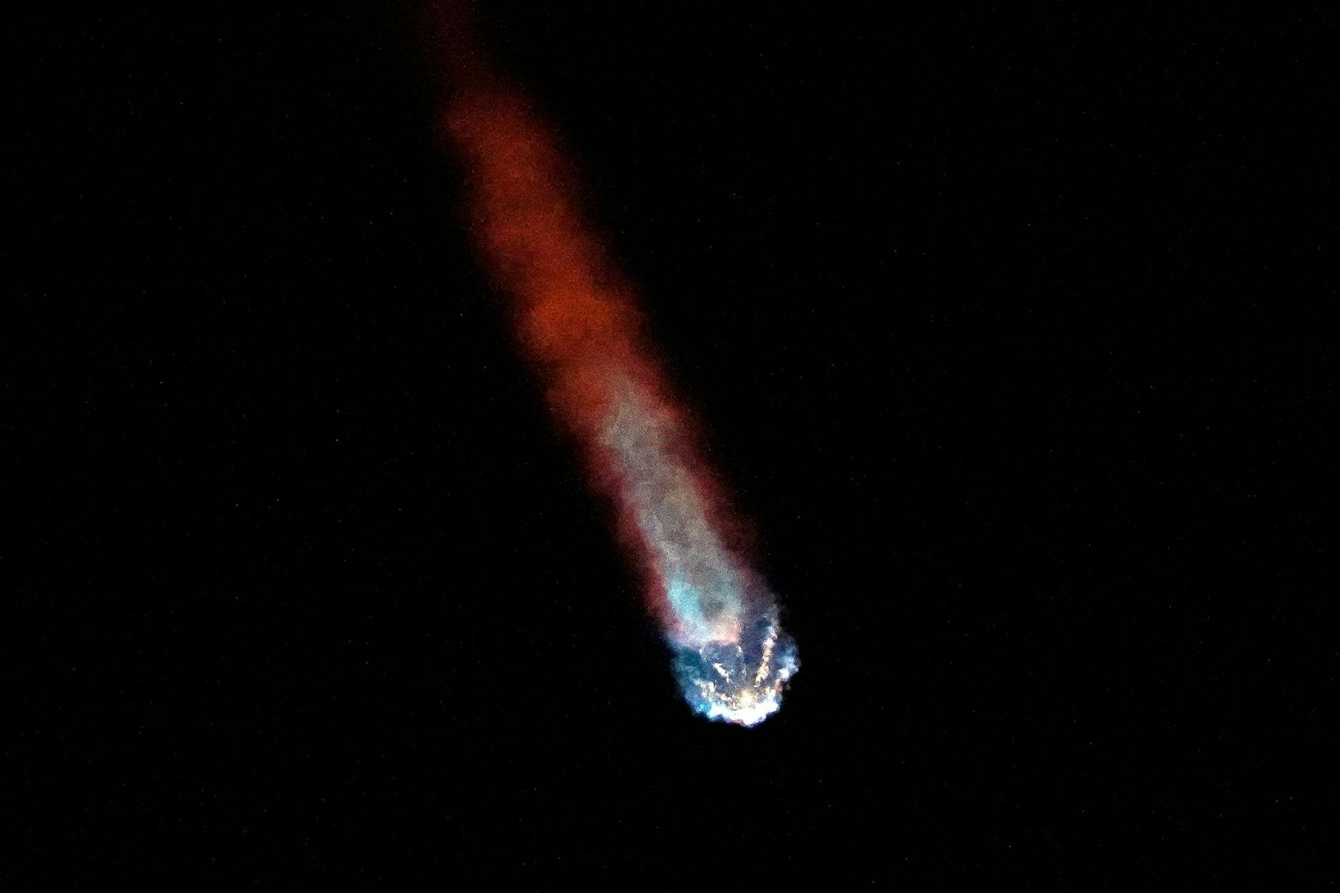 Eine Falcon 9-Rakete des US-Raumfahrtunternehmens SpaceX nach dem Start.