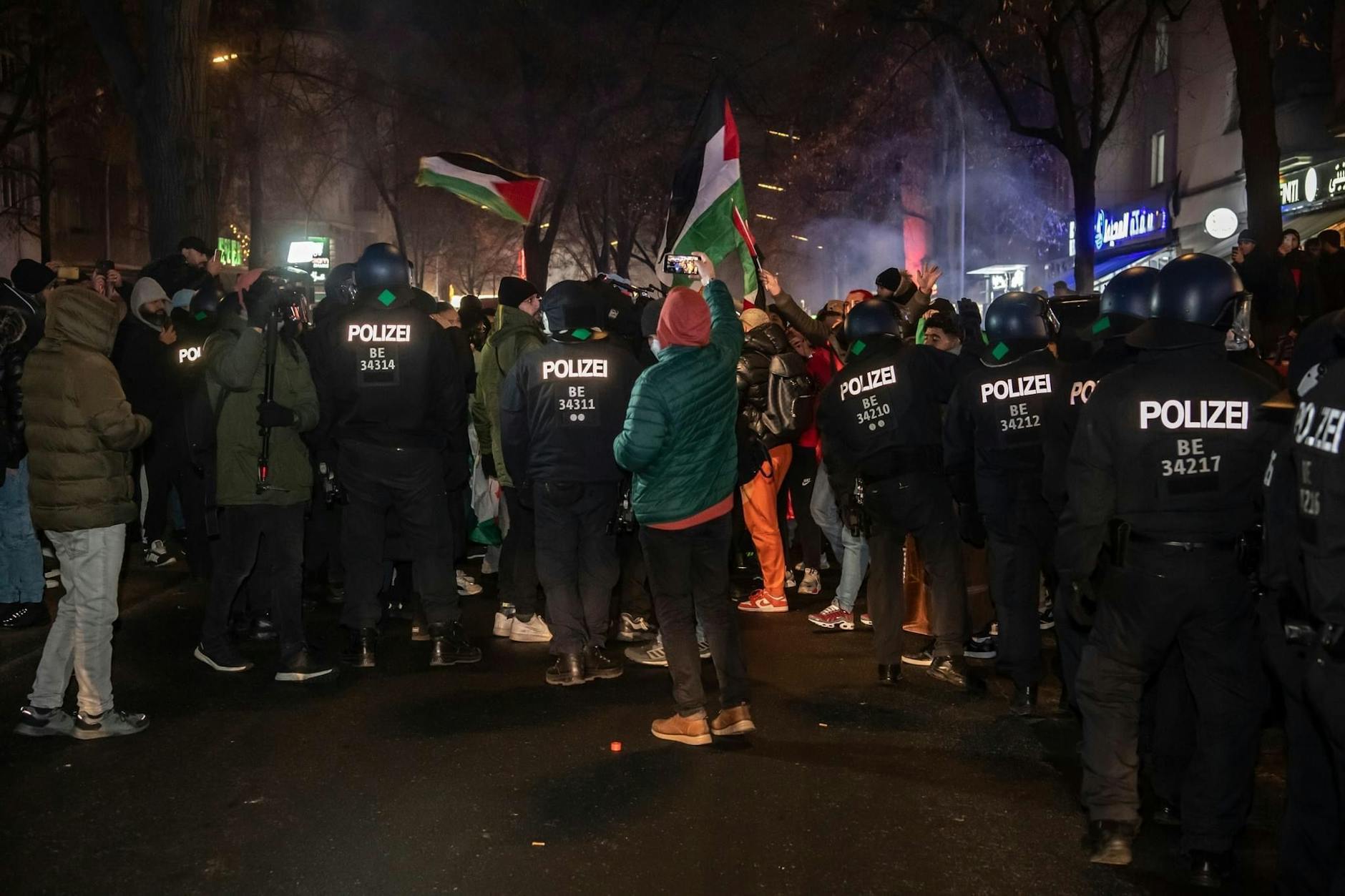 Nach dem Einzug ins Halbfinale zündeten Marokko-Fans auf der Sonnenallee Pyrotechnik und schwenkten Palästina-Flaggen.