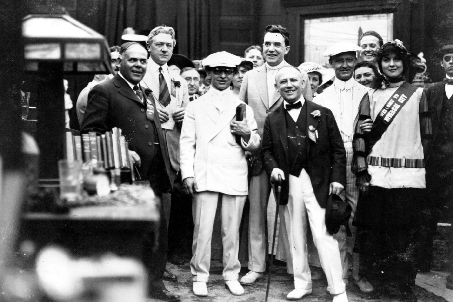 Carl Laemmle, in der Mitte Rechts mit Krücke, posiert für ein Eröffnungsfoto in Universal City am 15. März 1916.