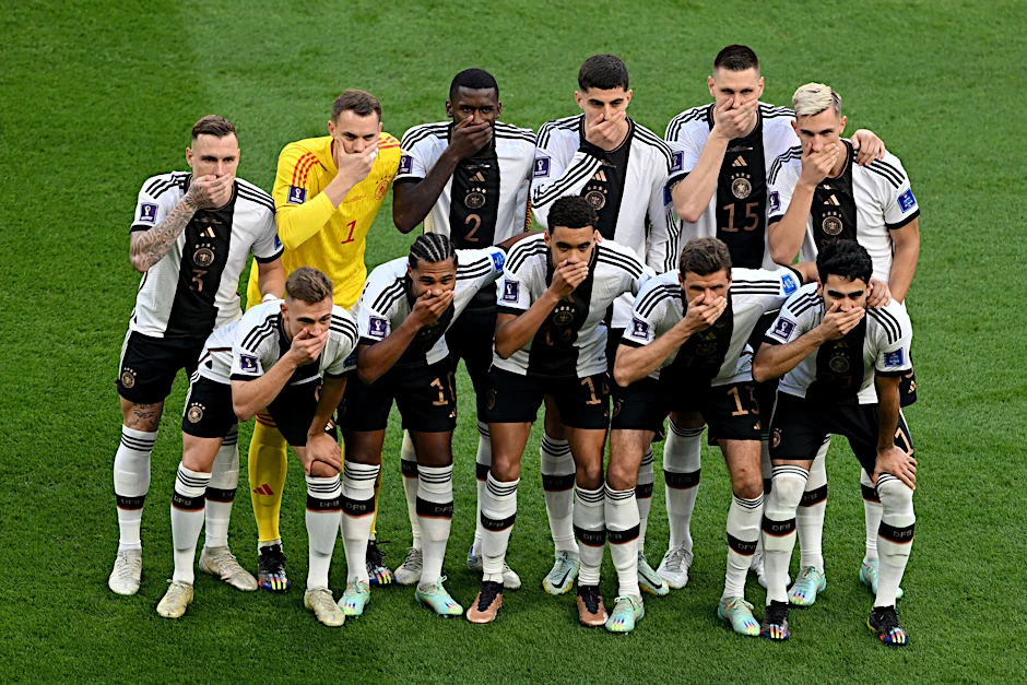 Keine „One Love“-Kapitänsbinde, dafür die Hand vorm Mund: die deutsche Mannschaft vor dem Auftaktspiel gegen Japan.&nbsp;