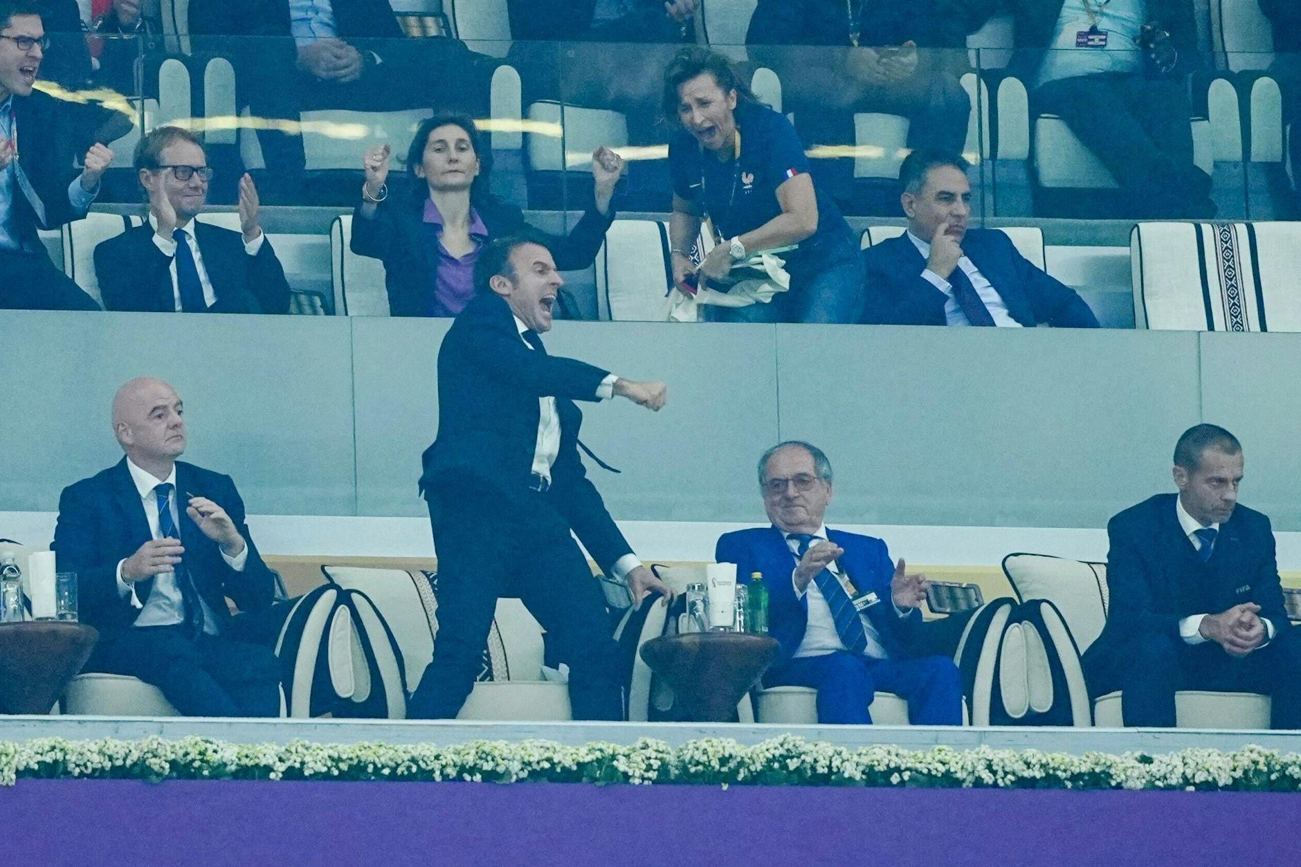 Frankreichs Präsident Emmanuel Macron springt jubelnd von seinem Sitz im WM-Stadion neben Fifa-Präsident Gianni Infantino auf.