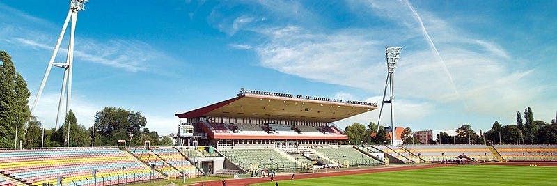 Das gegenwärtige Jahnstadion, bei dem nur die Haupttribüne überdacht ist.