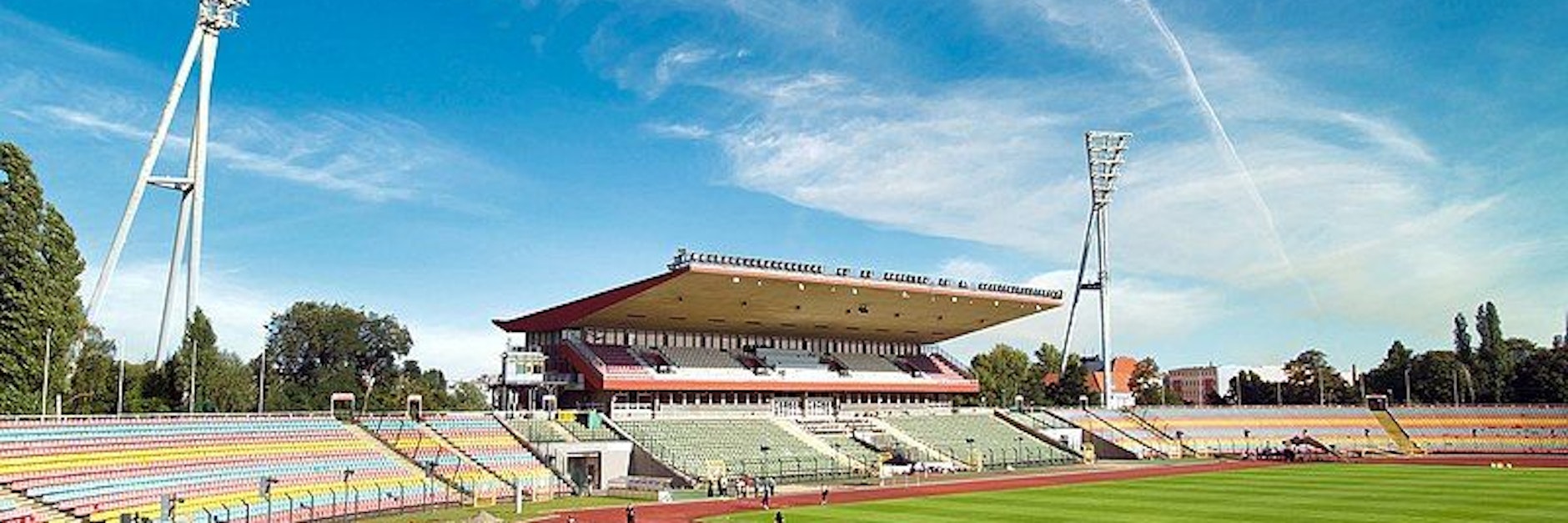 Das gegenwärtige Jahnstadion, bei dem nur die Haupttribüne überdacht ist.