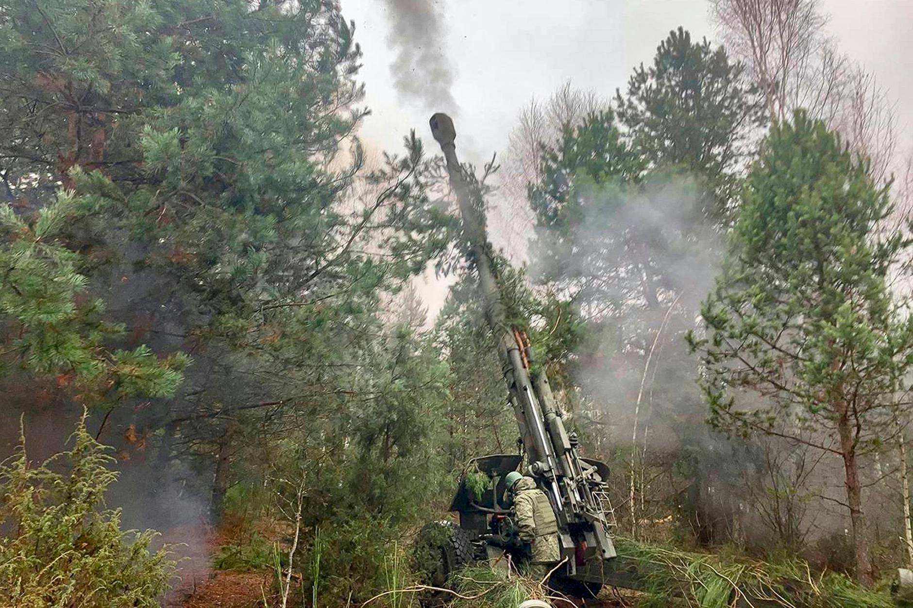 Artillerie- und Gefechtsausbildung auf einem belarussischen Schießplatz. 
