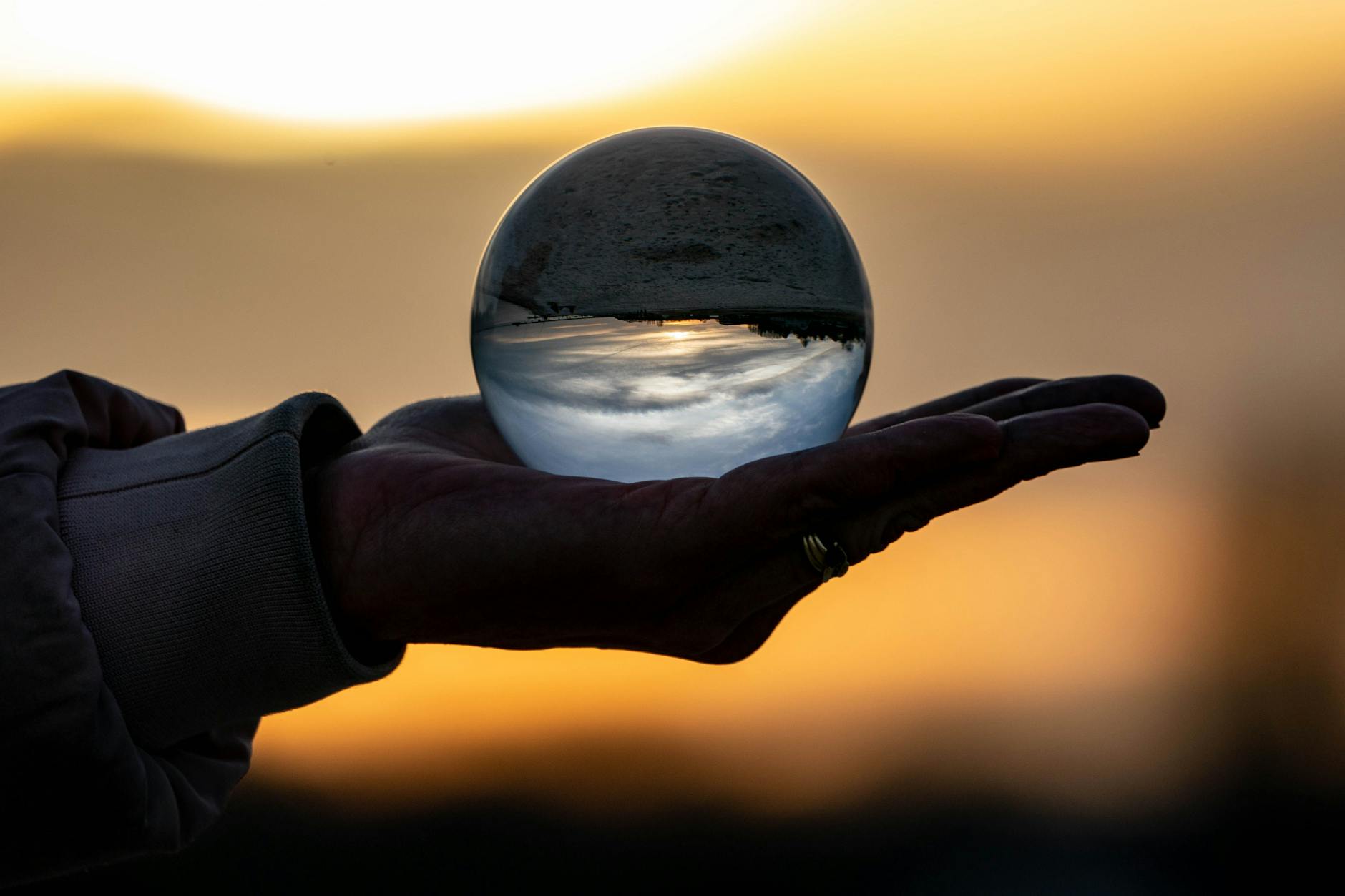 Eine Frau hält am Strand eine Glaskugel in der Hand. Zahlreiche Wahrsager-Prognosen traten dieses Jahr nicht ein.