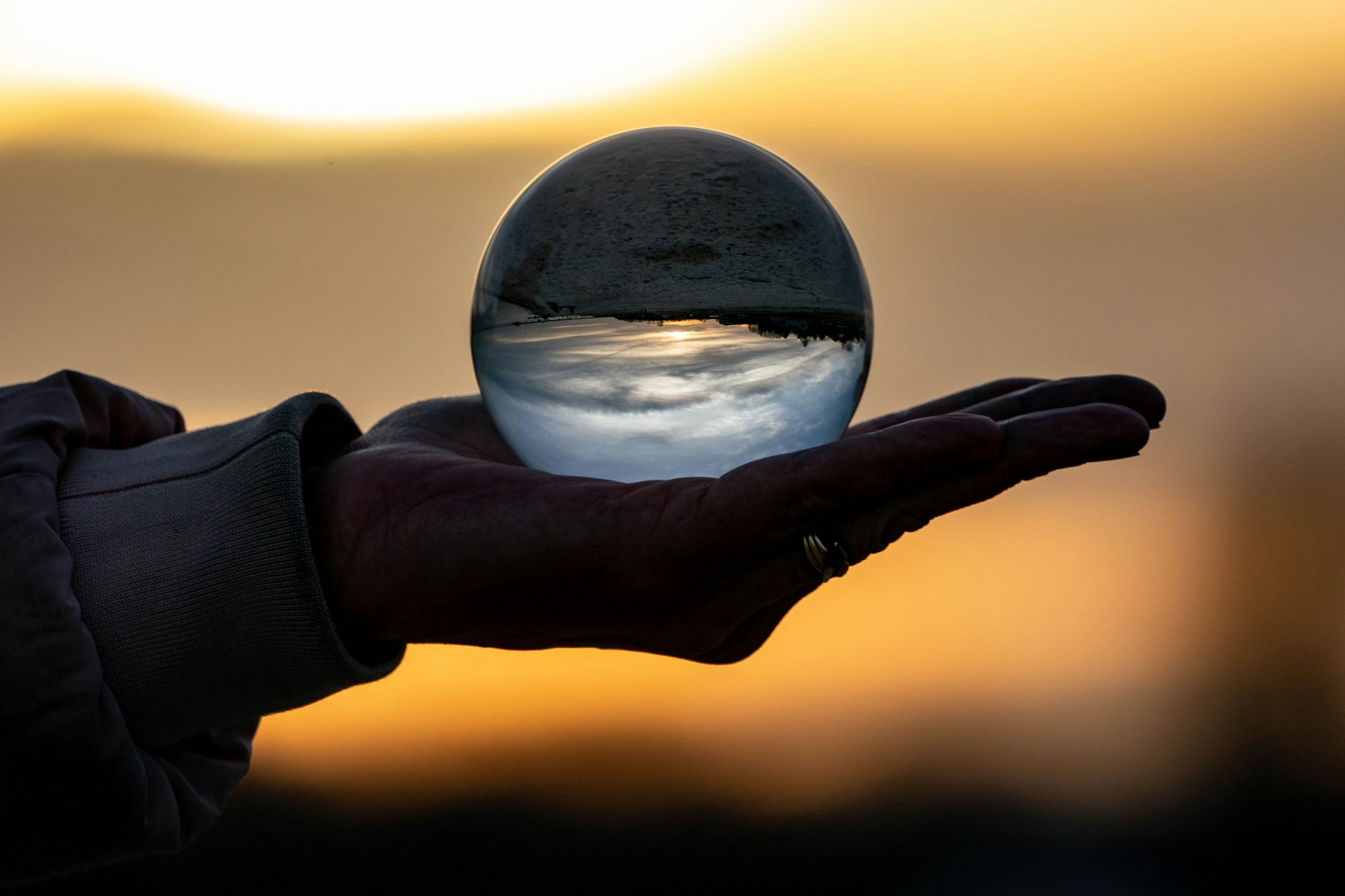 Eine Frau hält am Strand eine Glaskugel in der Hand. Zahlreiche Wahrsager-Prognosen traten dieses Jahr nicht ein.