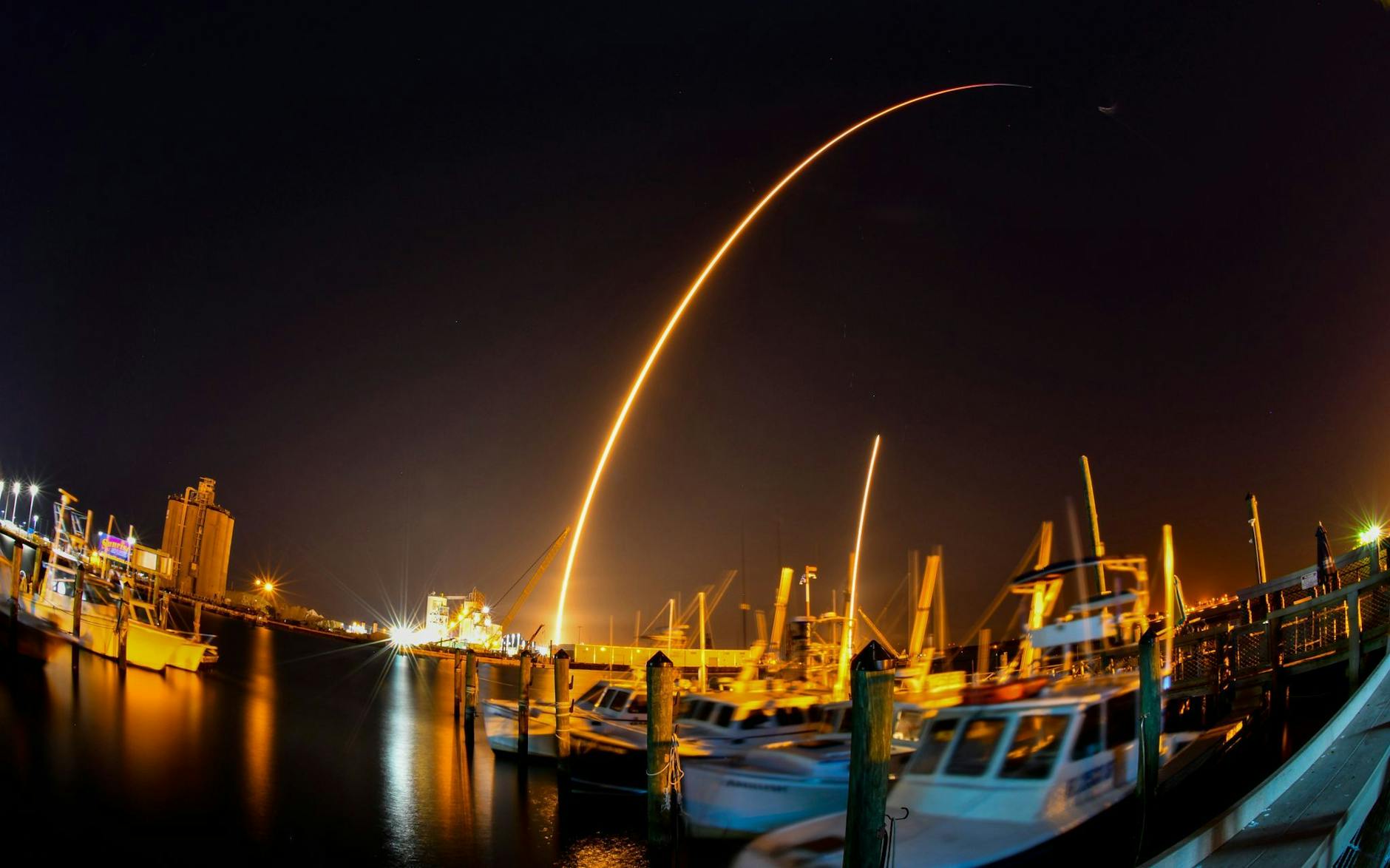 Mit einem Fischaugenobjektiv aufgenommene Langzeitbelichtung des Starts einer Falcon 9-Rakete des US-Raumfahrtunternehmens SpaceX vom Weltraumbahnhof Cape Canaveral. P/dpa