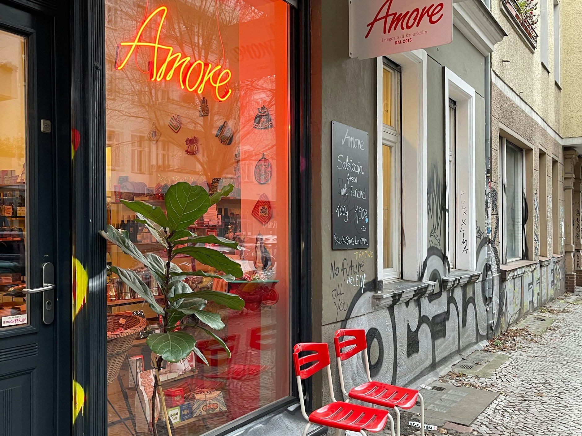 Rot wie die Liebe: So leuchtet das Amore-Logo den Kunden entgegen.