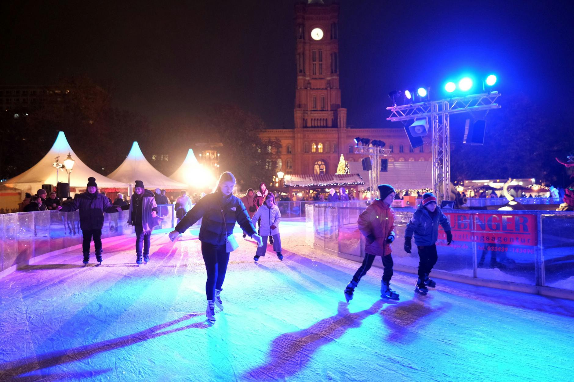 Läuft! Die Eisbahn rund um den Neptunbrunnen zieht jedes Jahr viele Gäste an.