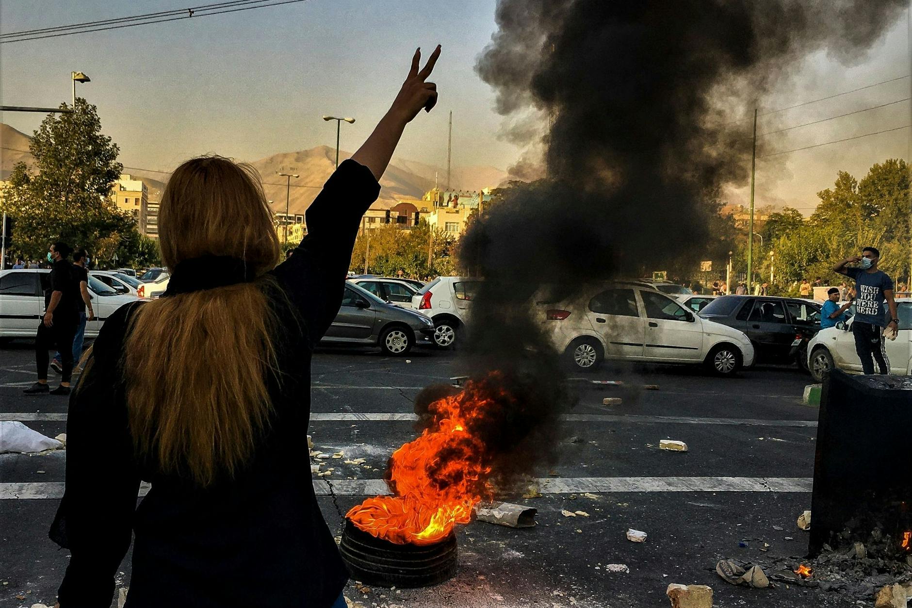 Sie ist todesmutig, die junge Iranerin, das Haar unverhüllt und mit Victory-Zeichen.