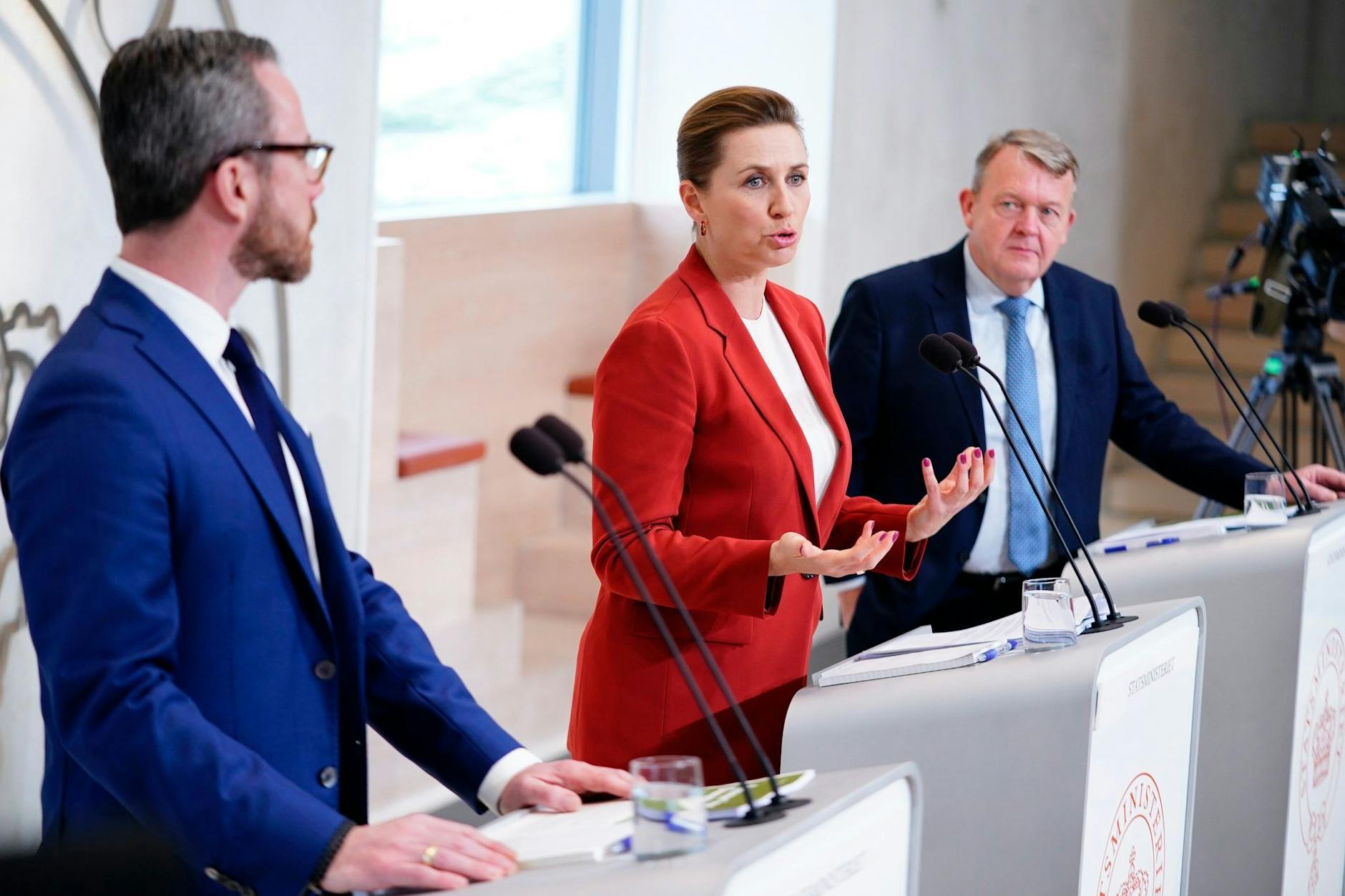 Kürzlich noch Rivalen, jetzt Regierungspartner: Jakob Ellemann-Jensen (v.l.), Mette Frederiksen und Lars Løkke Rasmussen. pix/AP/dpa
