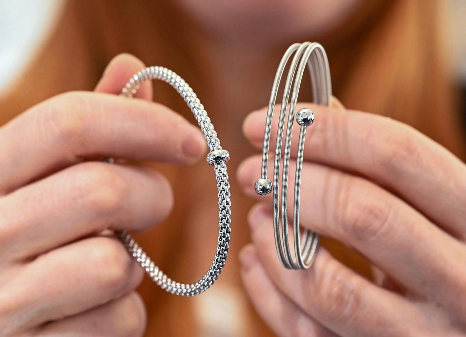 PRODUKTION - Auch vor der Schmuck- und Uhrenbranche macht die Inflation nicht Halt.