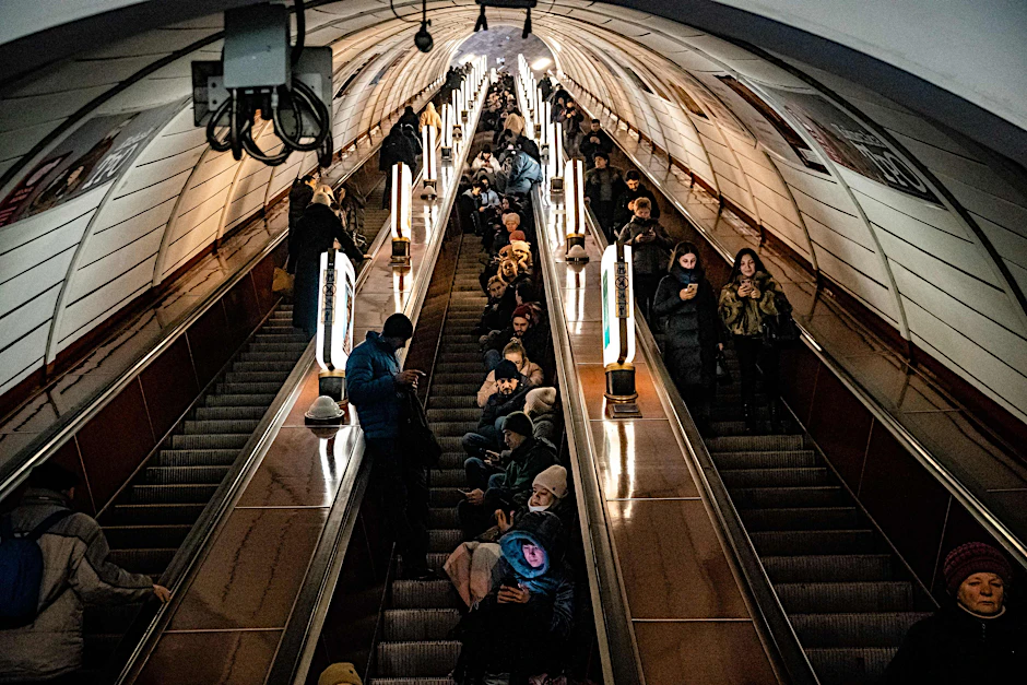 Zivilisten in Kiew haben während eines Luftalarms auf der Rolltreppe einer Metrostation Schutz gesucht.&nbsp;