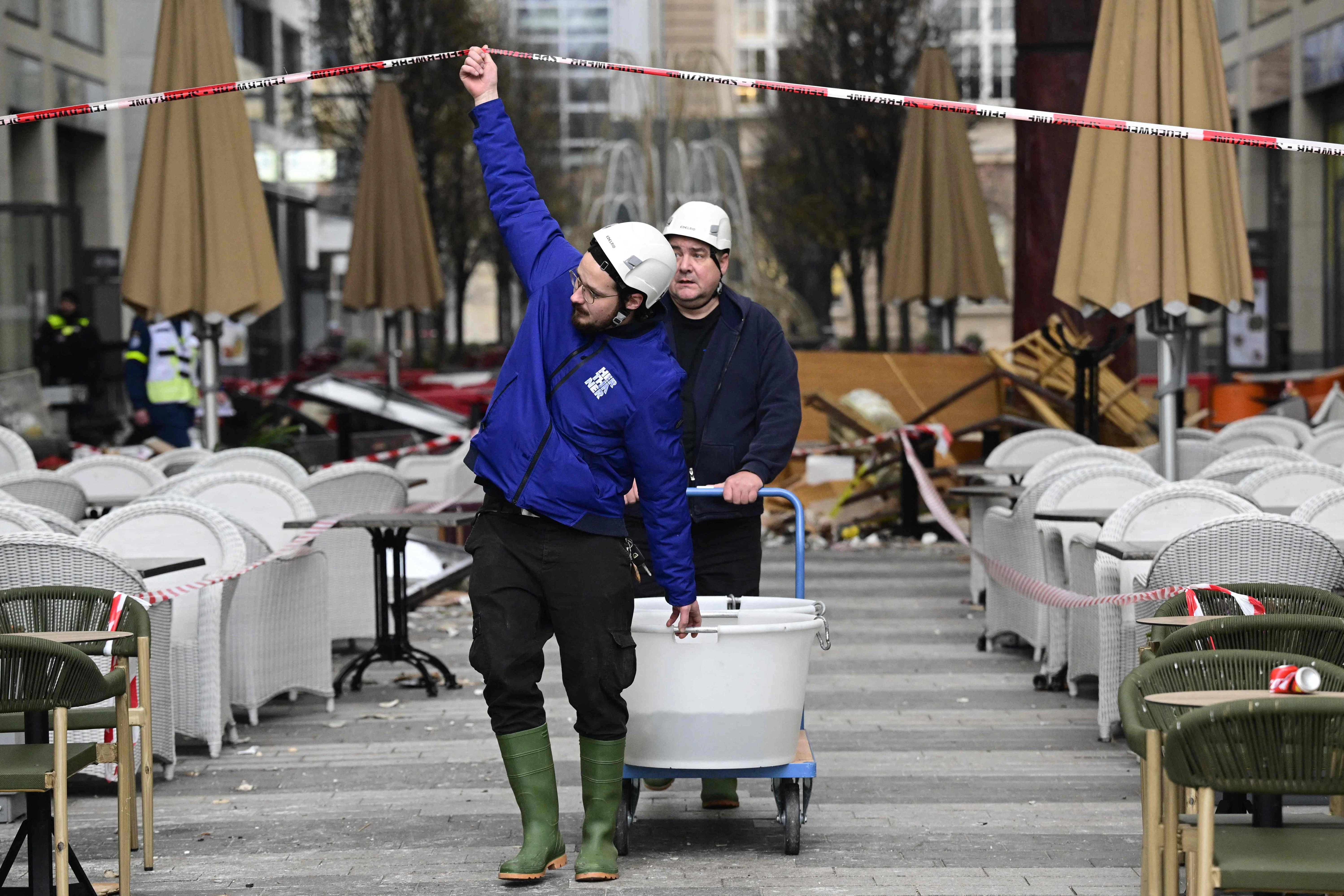 Rettungskräfte evakuieren Fische aus dem Aquadom.