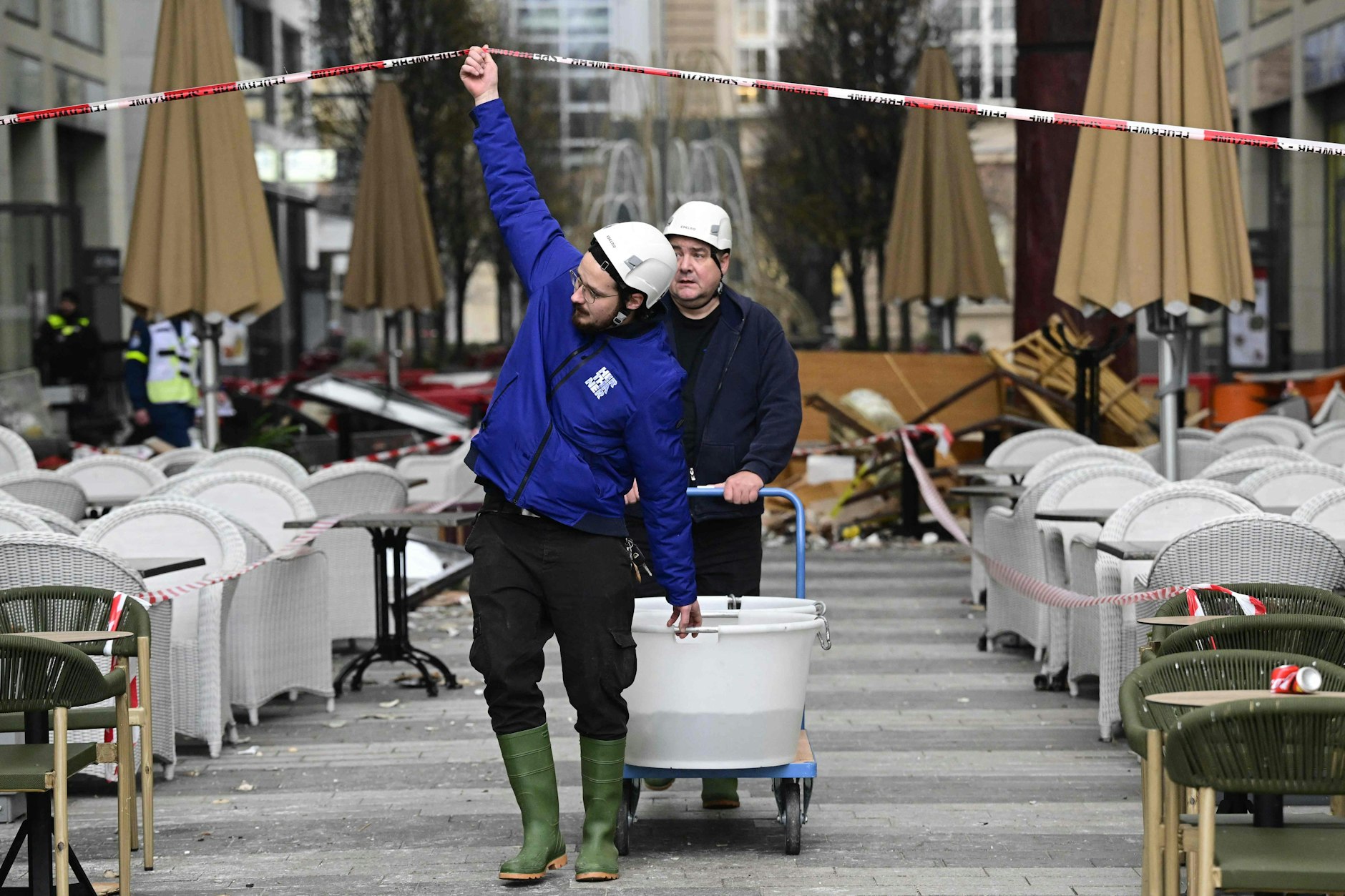 Rettungskräfte evakuieren Fische aus dem Aquadom.