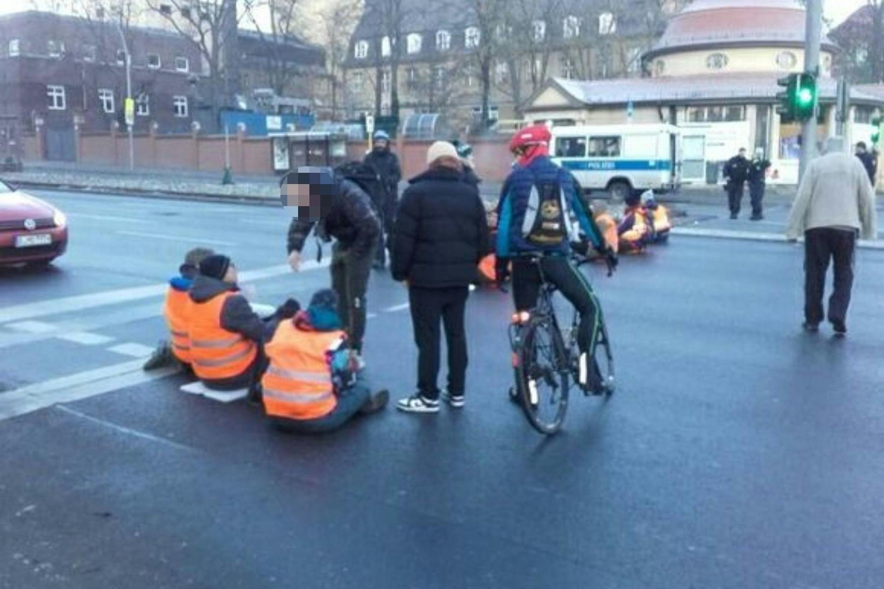Mitglieder der Gruppe „Letzte Generation“ blockierten am Freitagmorgen den Spandauer Damm. Autofahrer reagieren wütend.