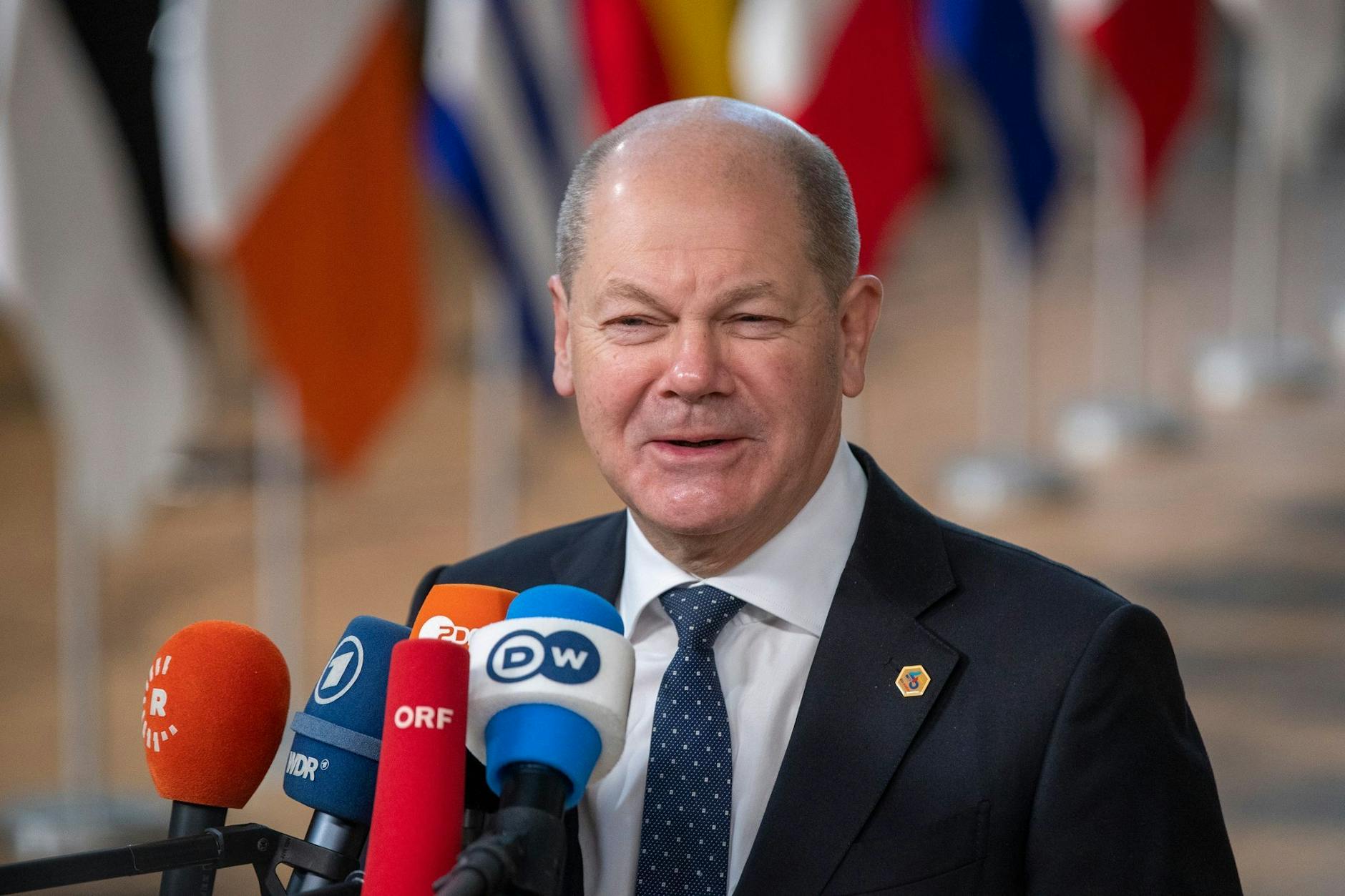 Bundeskanzler Olaf Scholz äußert sich bei der Ankunft zum Gipfeltreffen in Brüssel gegenüber Medienvertretern.