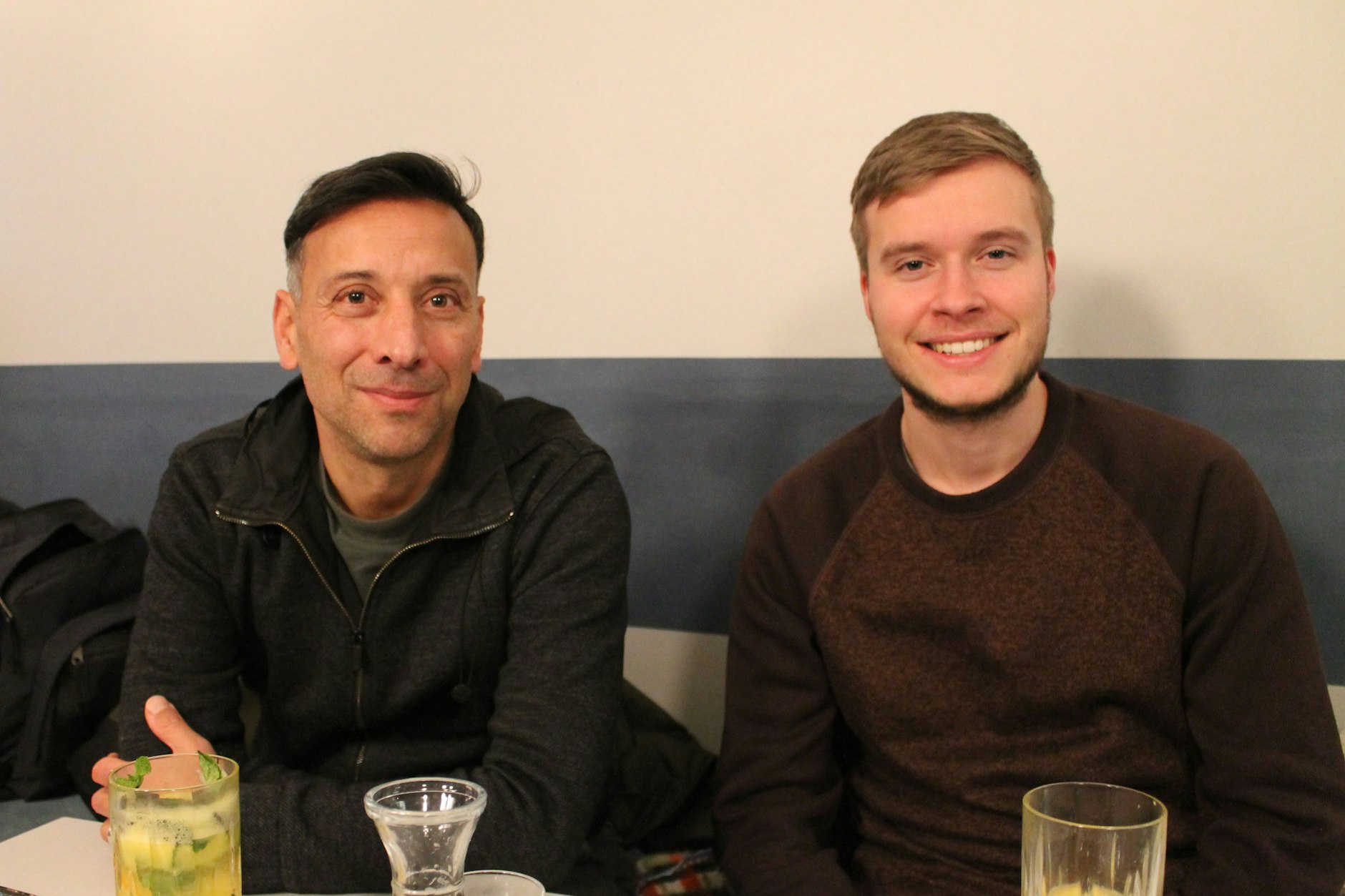 Gora Sen (l.) und Leo-Jonathan Teßmann beim Interview mit der Berliner Zeitung.