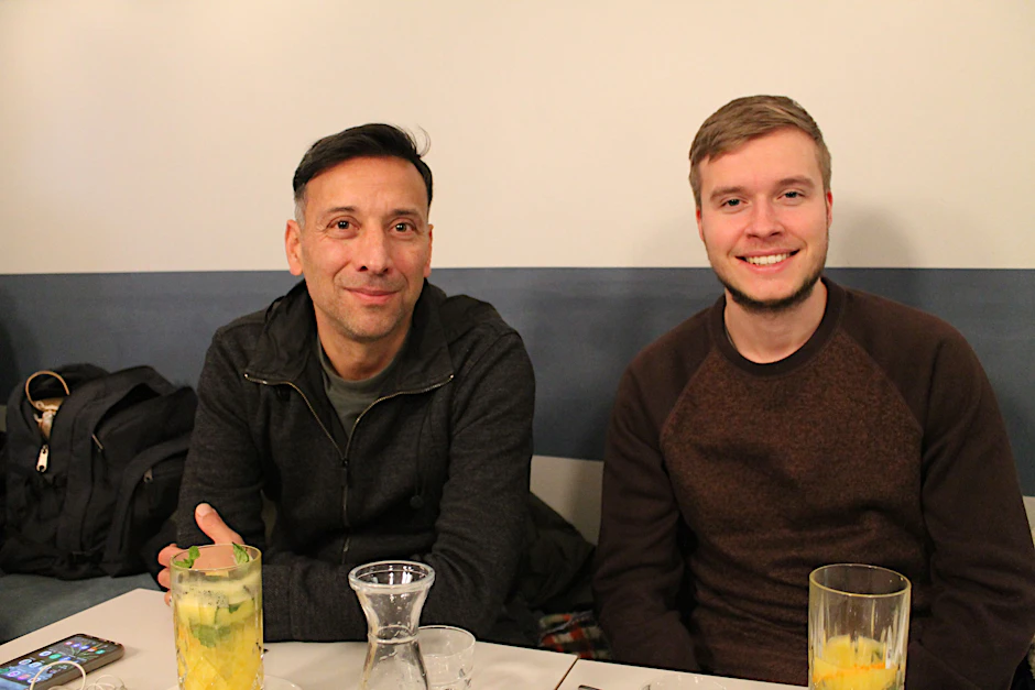 Gora Sen (l.) und Leo-Jonathan Teßmann beim Interview mit der Berliner Zeitung.