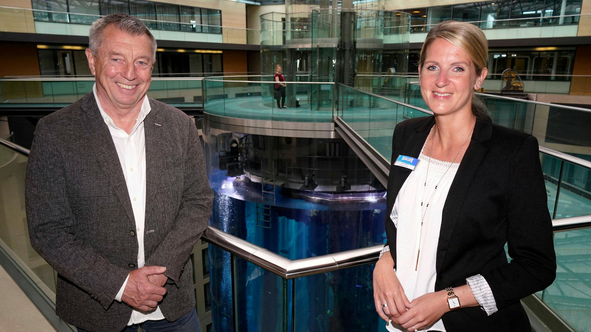 Uwe Abraham und Anja Nitsch von SeaLife bei der Wiedereröffnung des AquaDoms. 