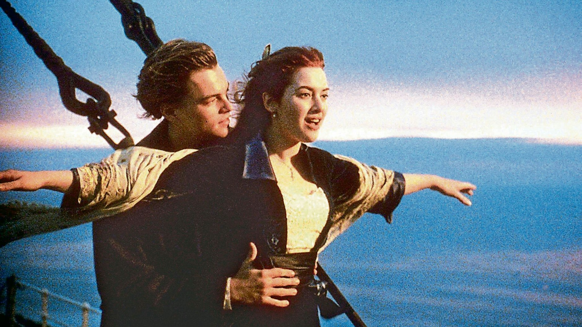 Leonardo DiCaprio als Jack Dawson und Kate Winslet als Rose DeWitt Bukater in einer Szene des Films „Titanic“.